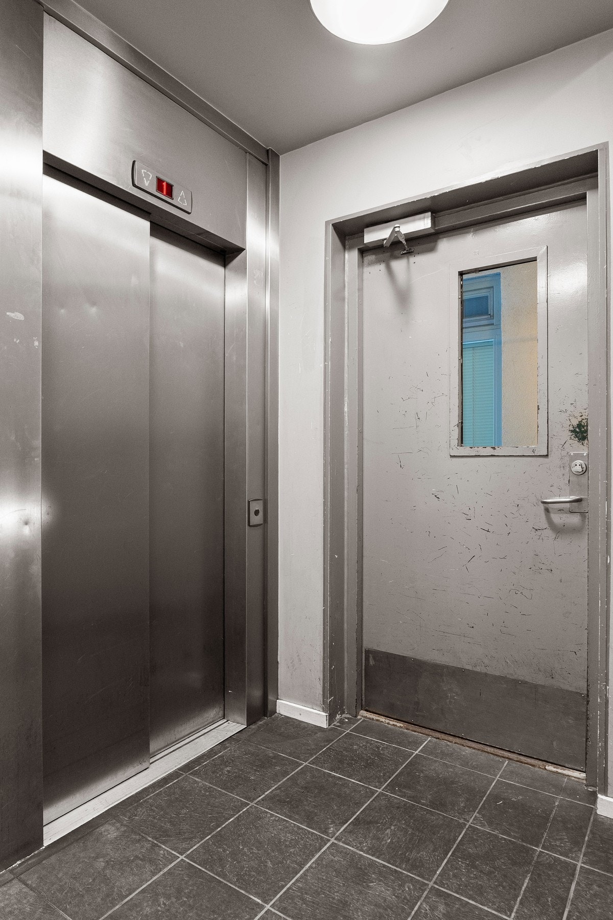 Leiligheten ligger høyt og fritt til i byggets 4. etasje, innerst i svalgang, med heisadkomst. Galleribilde