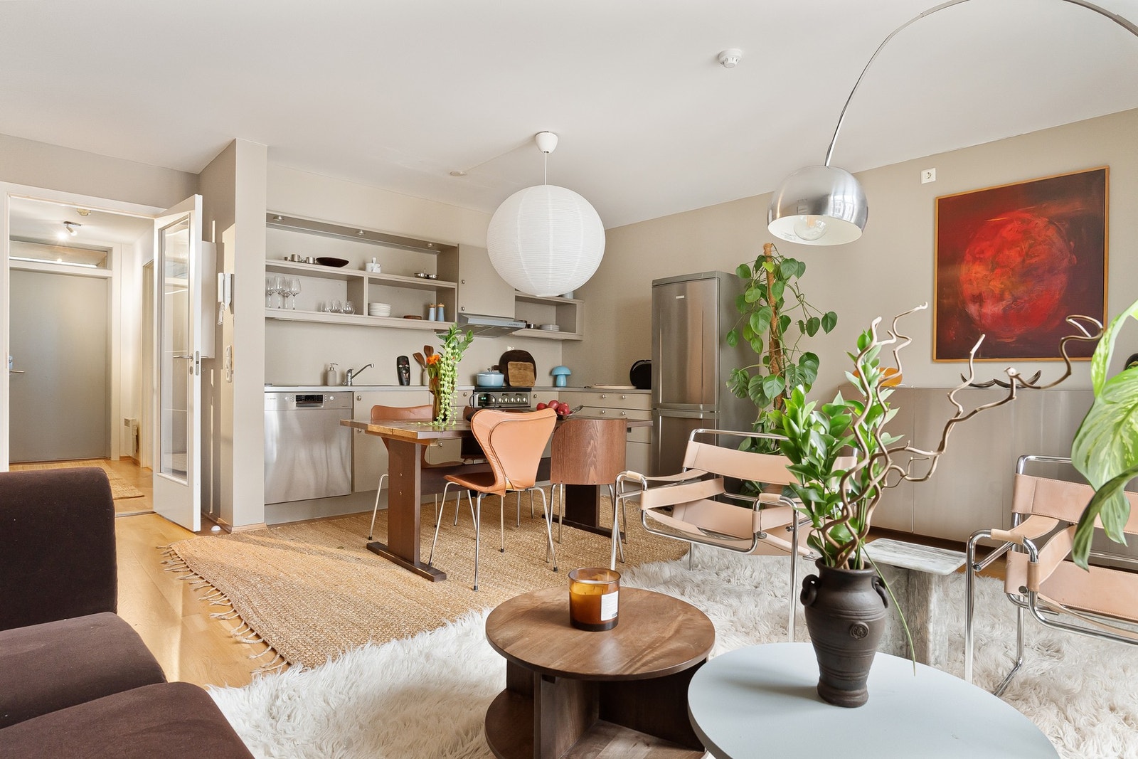 Planløsningen gir tydelige soner som gjør rommet enkelt å møblere, samtidig som helheten oppleves åpen og sosial. Galleribilde