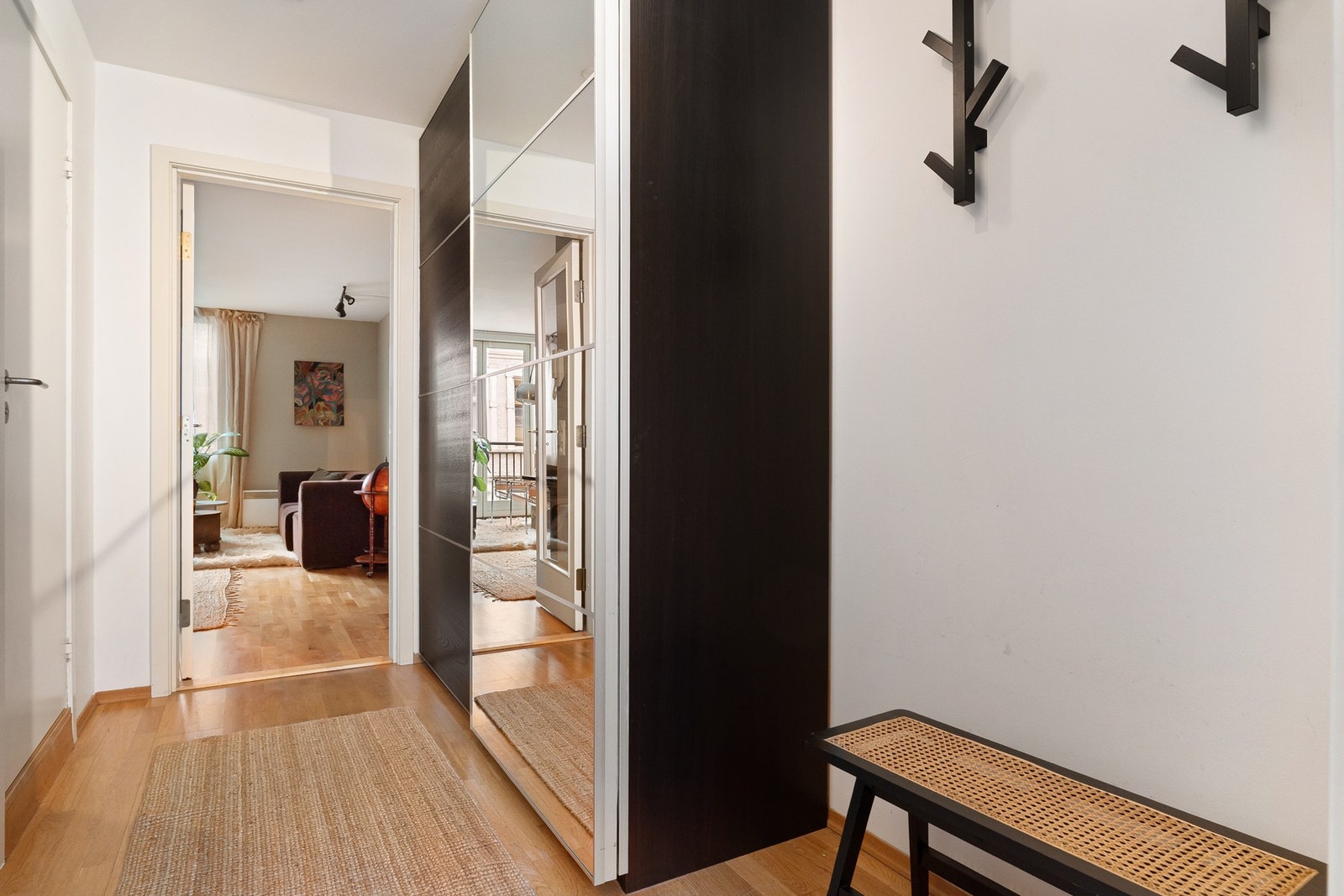 Velkommen inn! Lys og romslig entré med gode oppbevaringsmuligheter og plass til både av og påkledning. Galleribilde