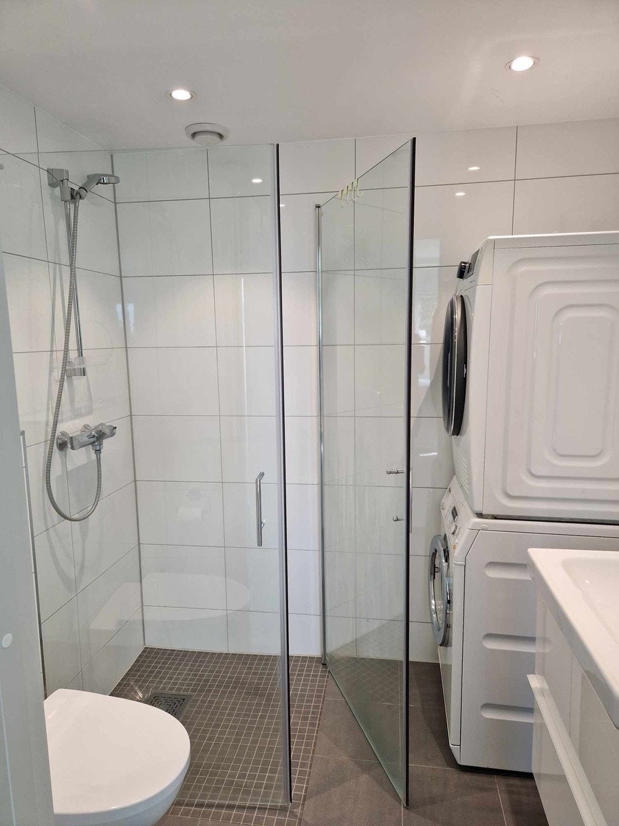 Bad med vaskemaskin og tørketrommel Galleribilde