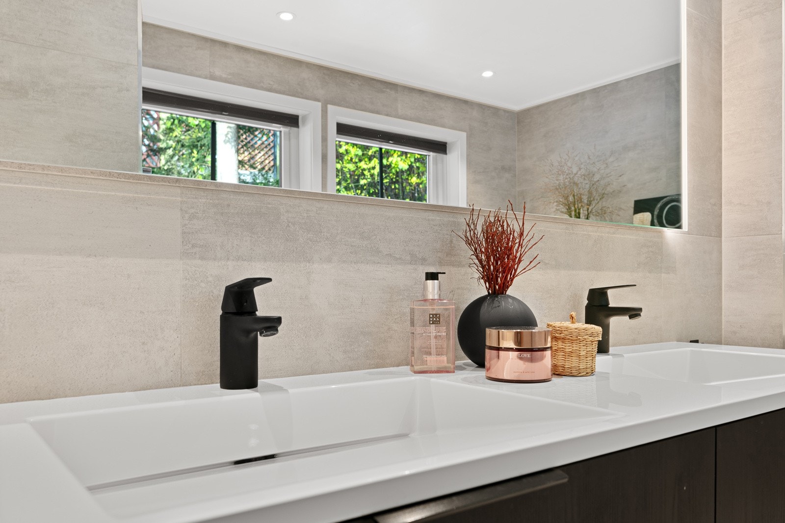 Det nye badet har flott innredning med doble vasker Galleribilde