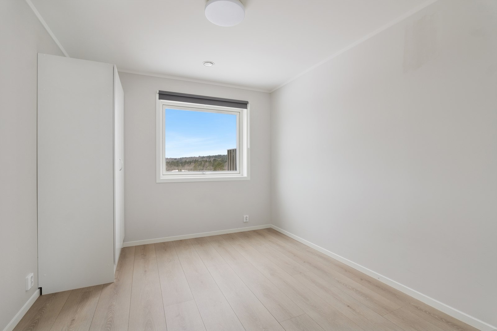 Alle fire soverommene har god plass til seng med tilhørende møblement. Soverom 2. i 1. etg. er ca 10 kvm. Galleribilde