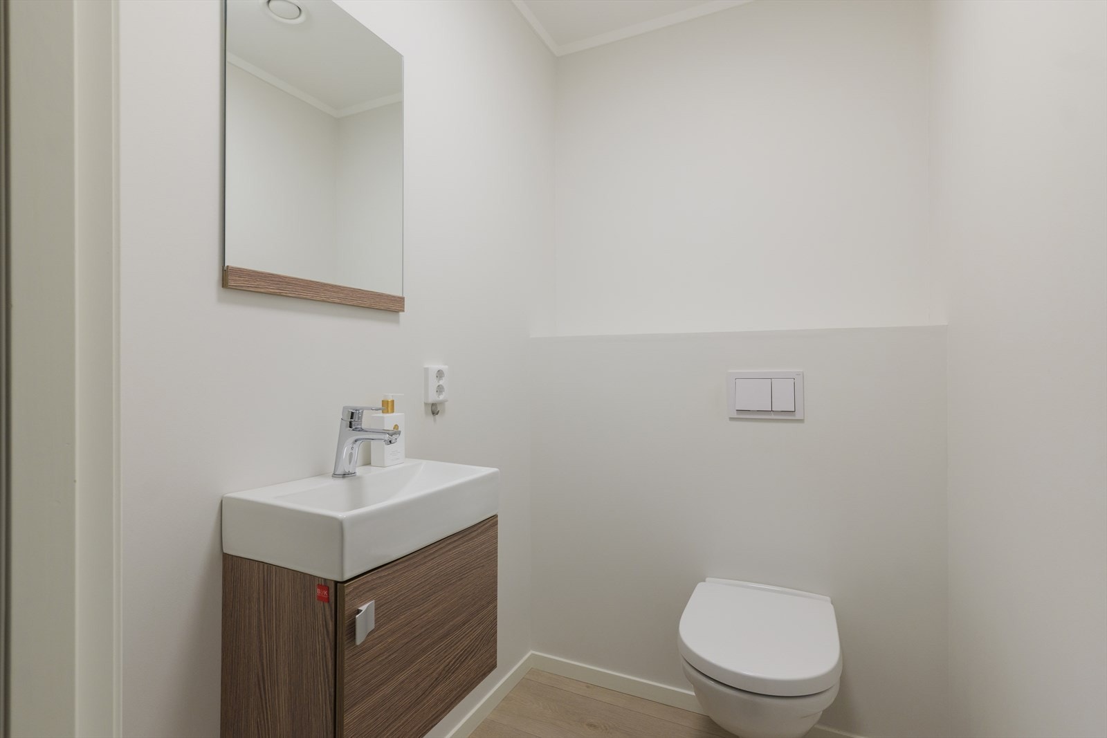 Toalettrommet er beliggende i andre etasje, praktisk til ved stuen. Rommet er utstyrt med servant og toalett. Et praktisk rom! Galleribilde