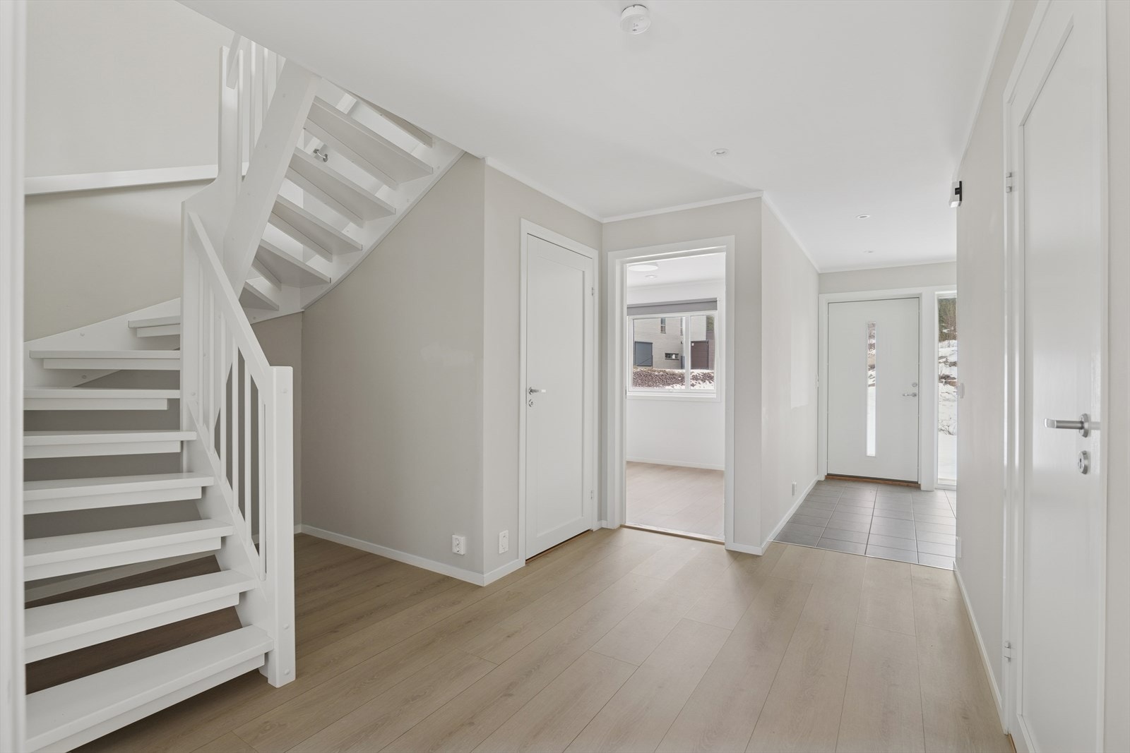 Dette er en praktisk bolig som har en familievennlig planløsning med blant annet fire soverom, lekkert fliselagt baderom og gjennomgående farge- og materialvalg. Så her kan skape ditt drømme hjem, og flytte rett inn! Galleribilde