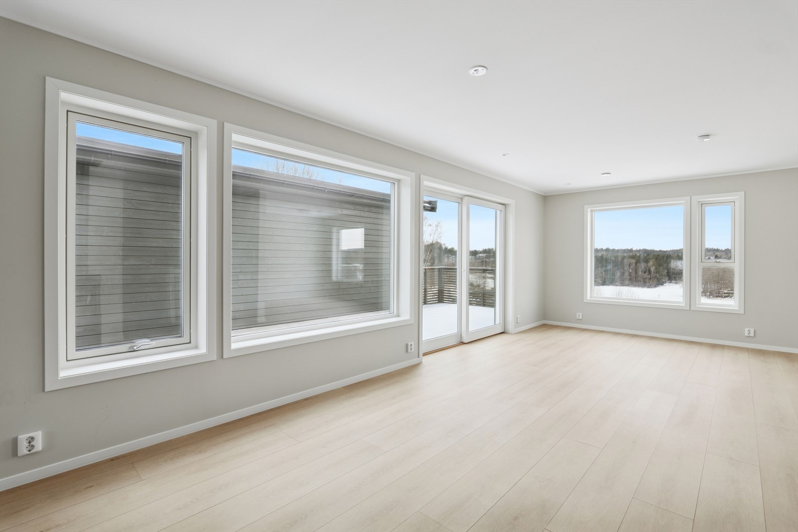 Veggene er slette og malt i fin lys farge, himling er lyssatt med downlights og lamper og det er stilig laminat på gulvet. Kjøkken og stue er 45 kvm til sammen! Galleribilde