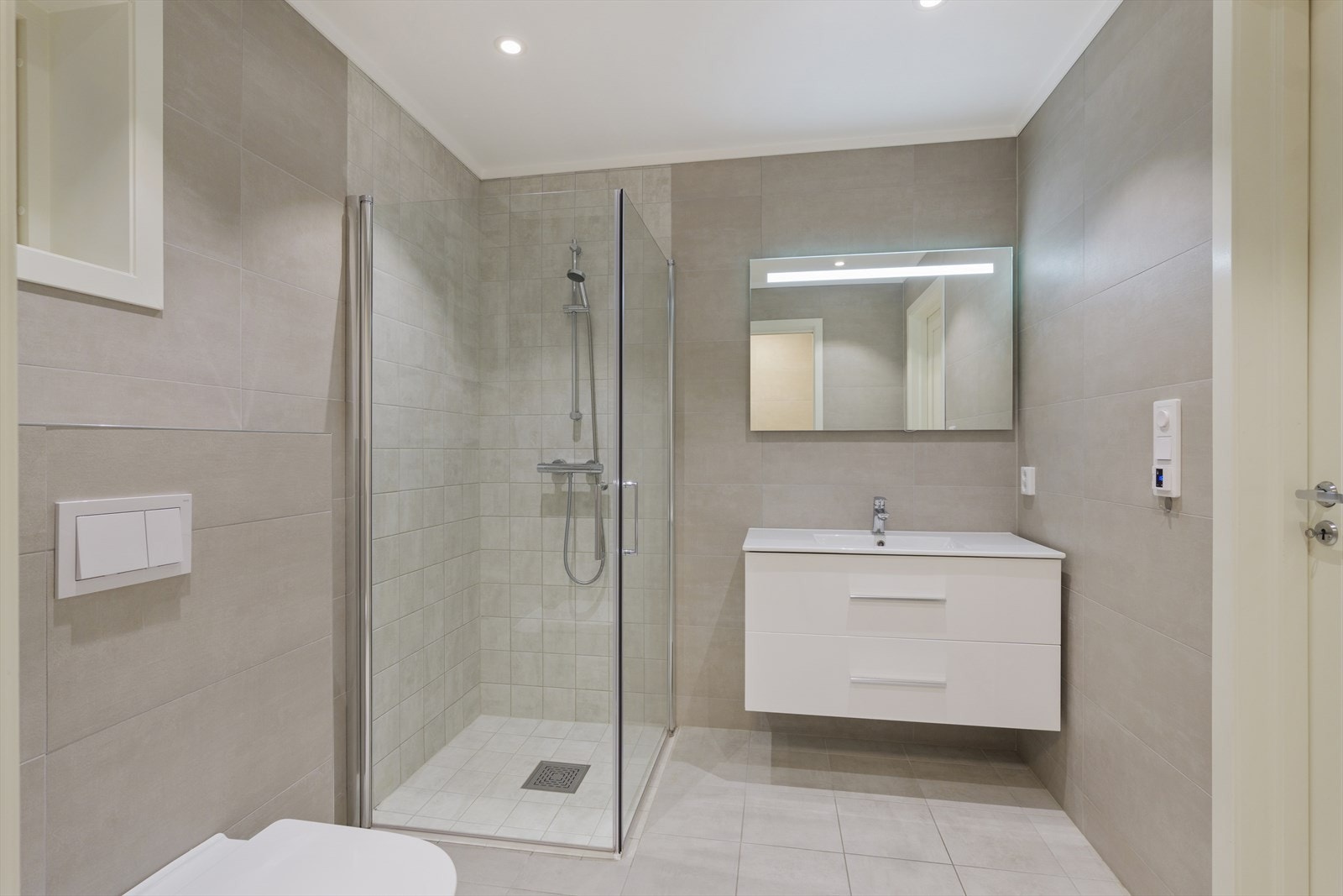 Pent flislagt baderom. Galleribilde