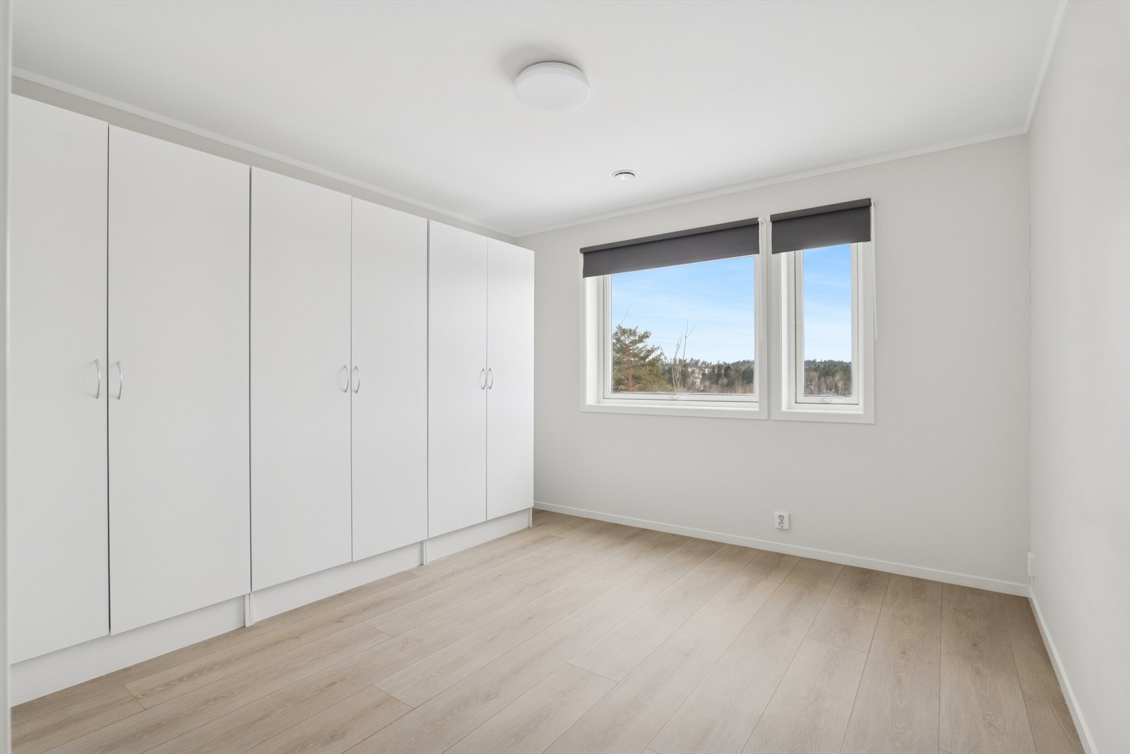 Videre har boligen tre soverom til, som er beliggende i første etasje. Hovedsoverommet er beliggende i første etasje, ca 12 kvm. Galleribilde