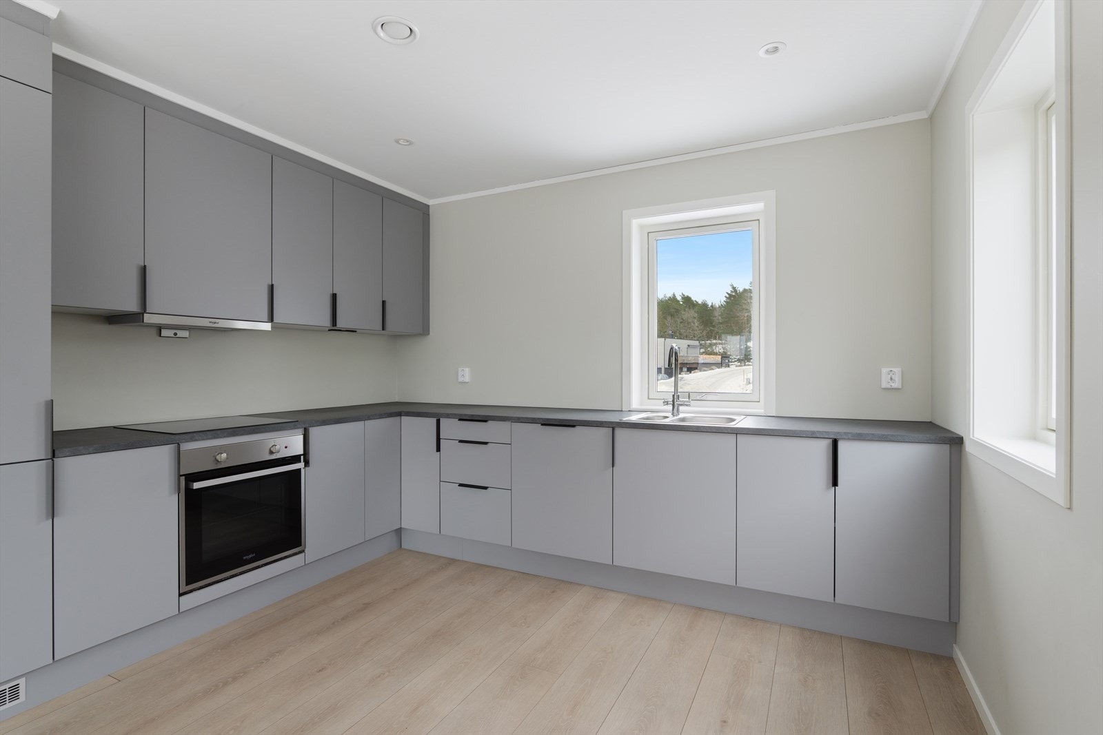 Innredningen er i malt utførelse og benkeplate i laminat. Galleribilde