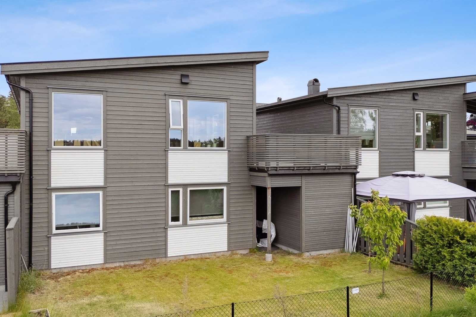 Eiendommen er beliggende høyt og fint til i nabolaget. Tomten er opparbeidet med asfaltert uteplass ved inngangspartiet, hekk og beplantning. Via carporten kommer du til hagen med plen. Galleribilde