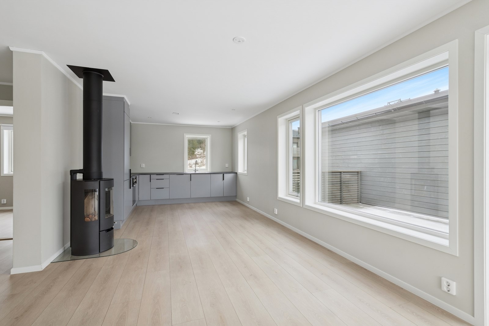 Kjøkkenet er innredet i en praktisk form med godt med skap- og oppbevaringsplass, og ligger i åpning til stuen som gjør rommet til et sosialt samlingspunkt ved besøk. Galleribilde