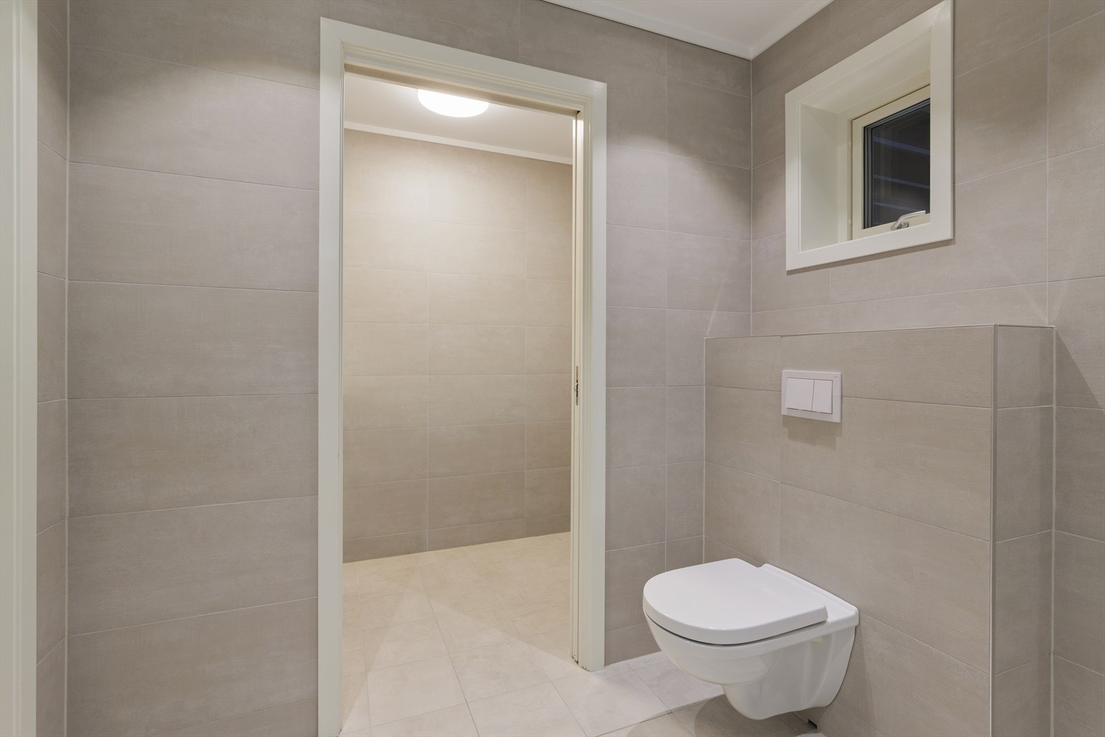 Til sammen er bad og vaskerom på 8,3 kvm. Galleribilde