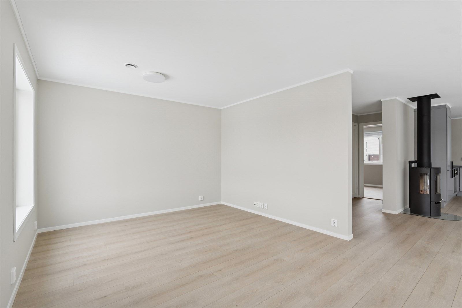 Bak kjøkkenet er det en gang til soverommet og toalettrommet. Galleribilde