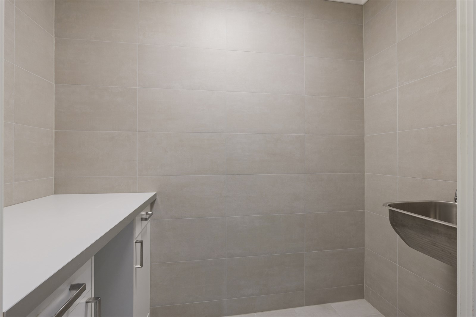 På innsiden av badet er vaskerommet. Det er en skyvedør mellom disse rommene, se plantegning. Galleribilde