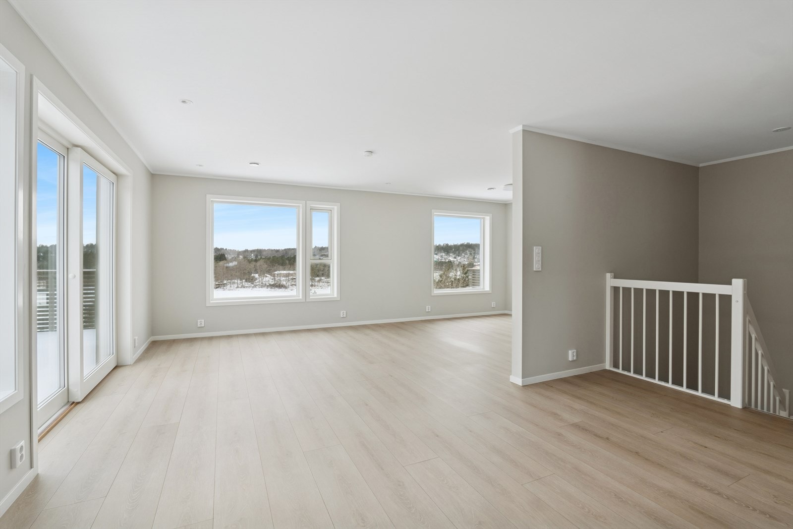 Fra sofakroken kan man nyte den flotte utsikten mot nabolaget. Galleribilde