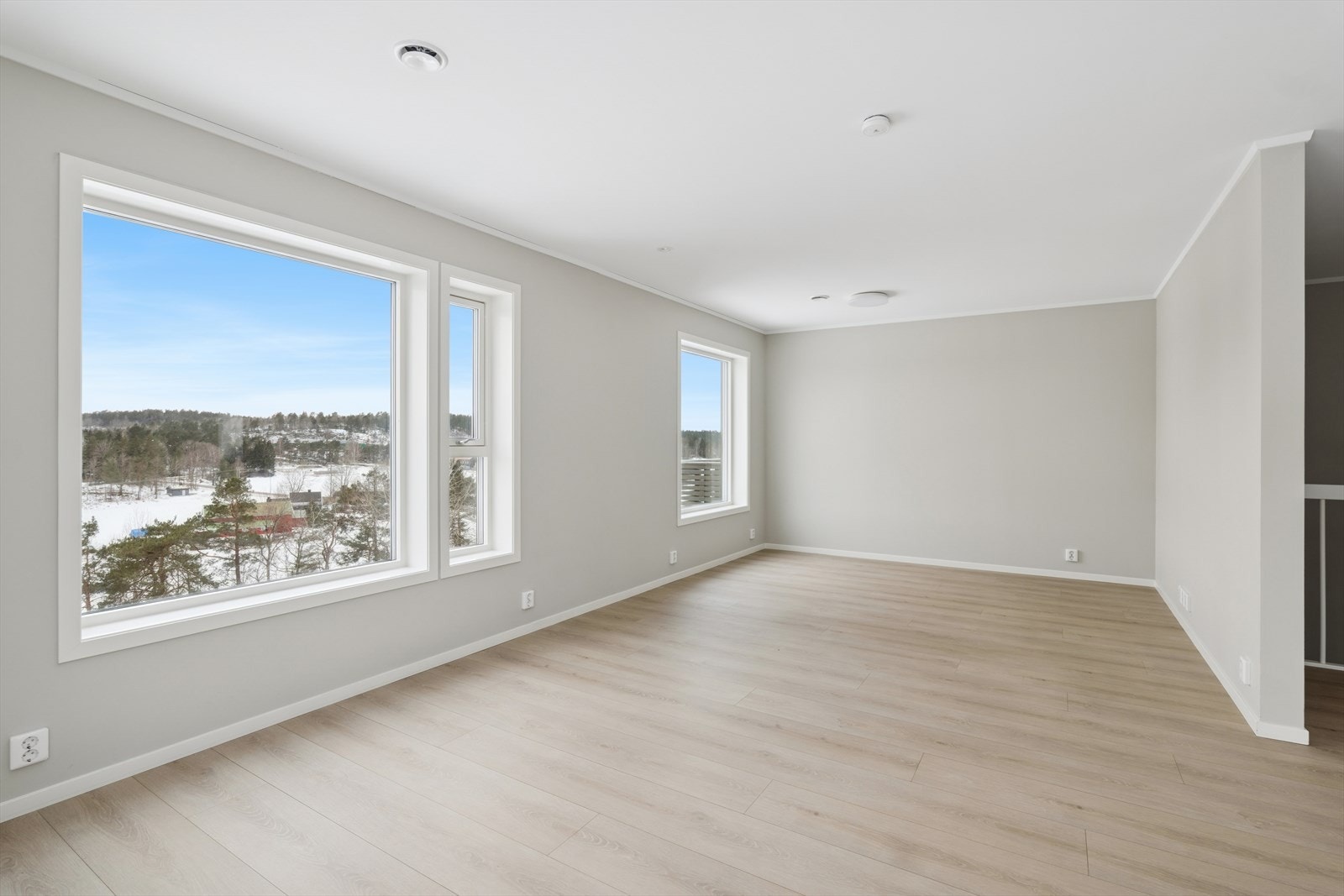 FLOTT UTSIKT - Stuen er romslig, og har god plass til flere møbleringsmuligheter for å skape den stuen du selv ønsker. Galleribilde