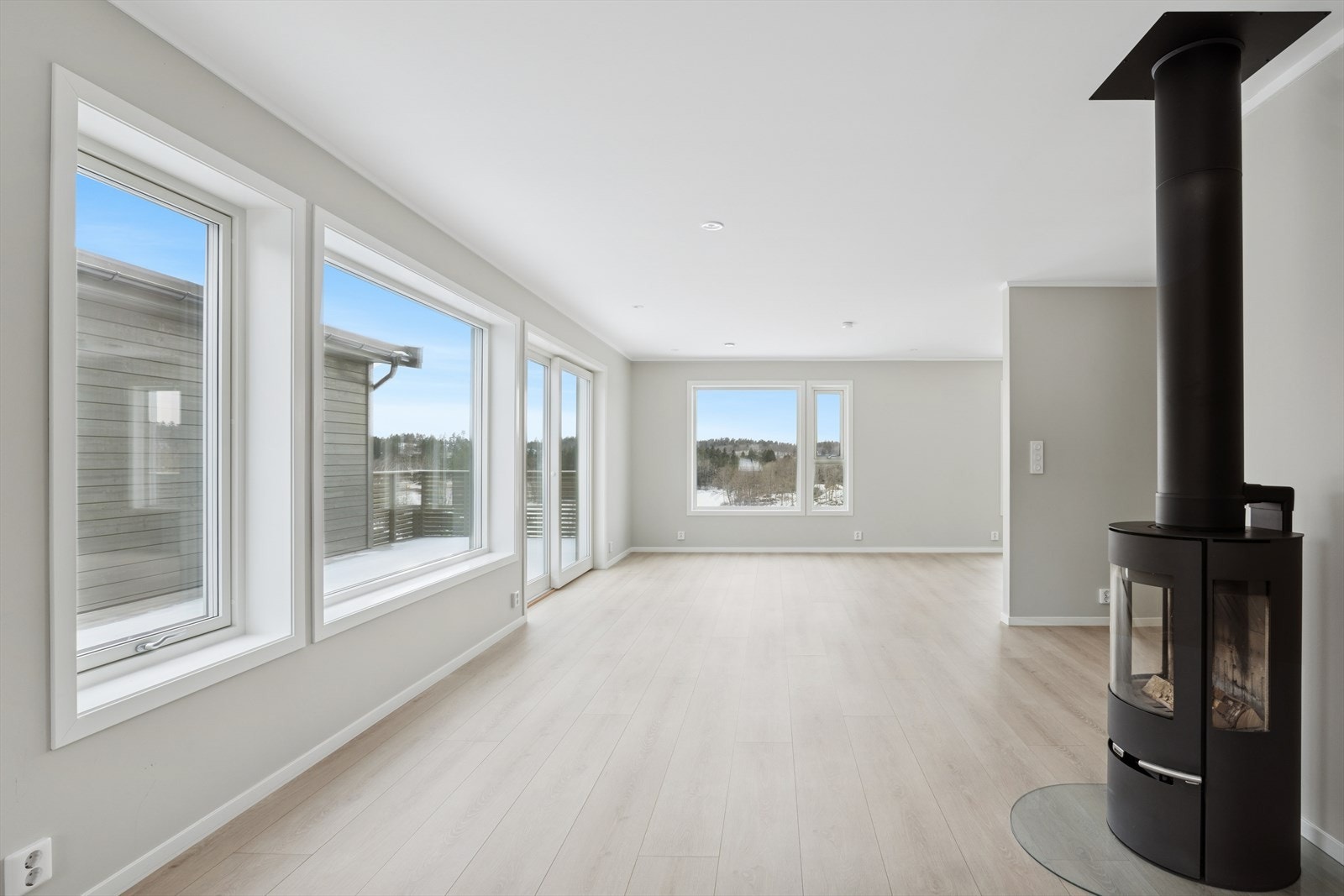 Gjennom vindusflatene slippes det inn naturlig lys, som gir en god atmosfære i rommet. Galleribilde