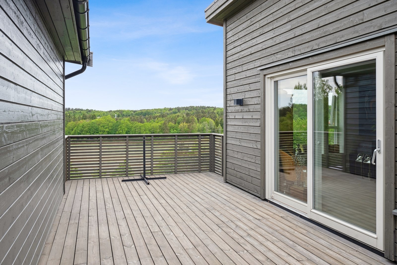 Fra kjøkken og stue det utgang til hyggelig uteplass, med god plass til å møblere slik du selv ønsker for å nyte fine dager. Galleribilde