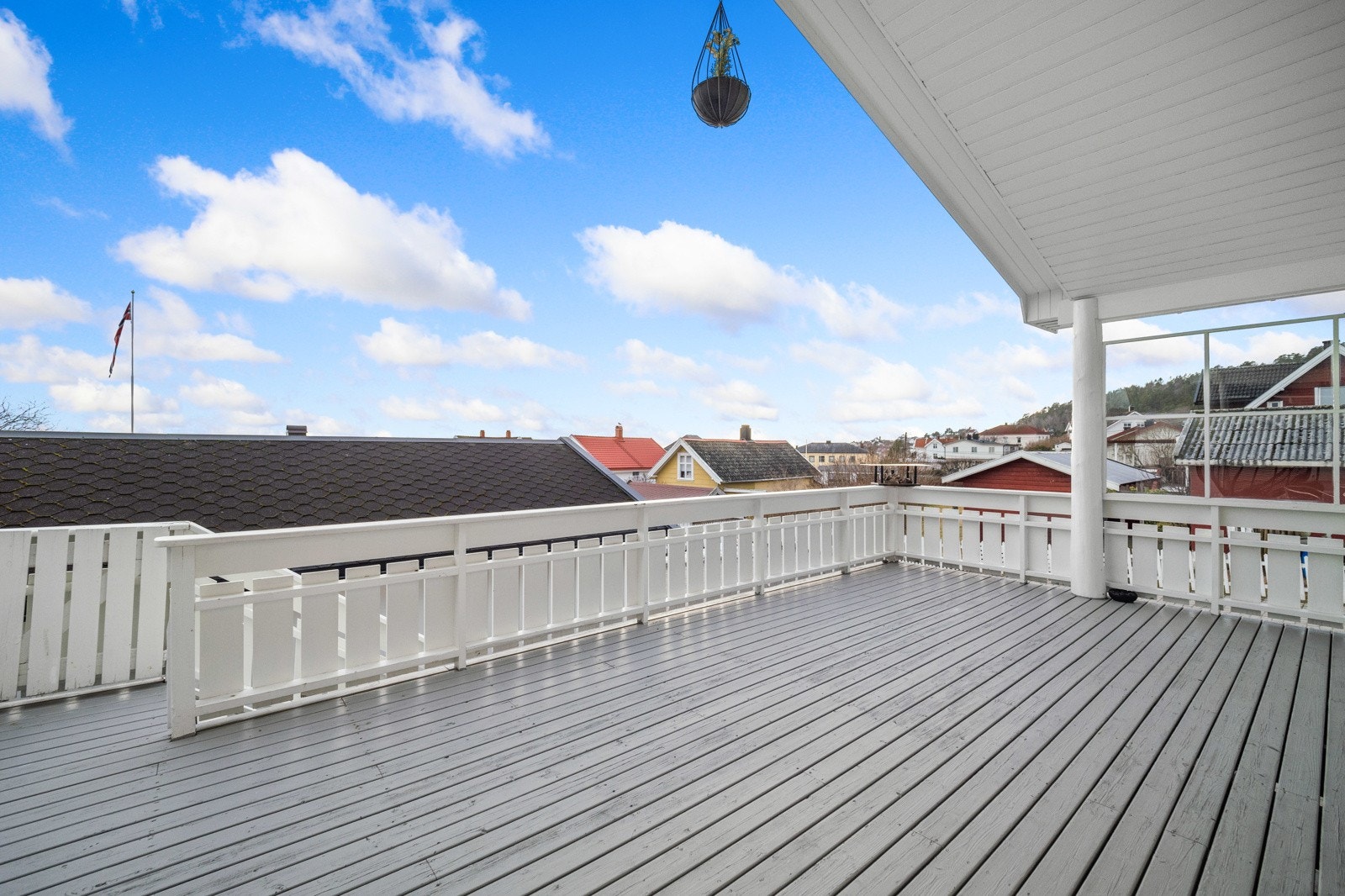 Verandaen ligger med trapp ned til gårdsplassen Galleribilde