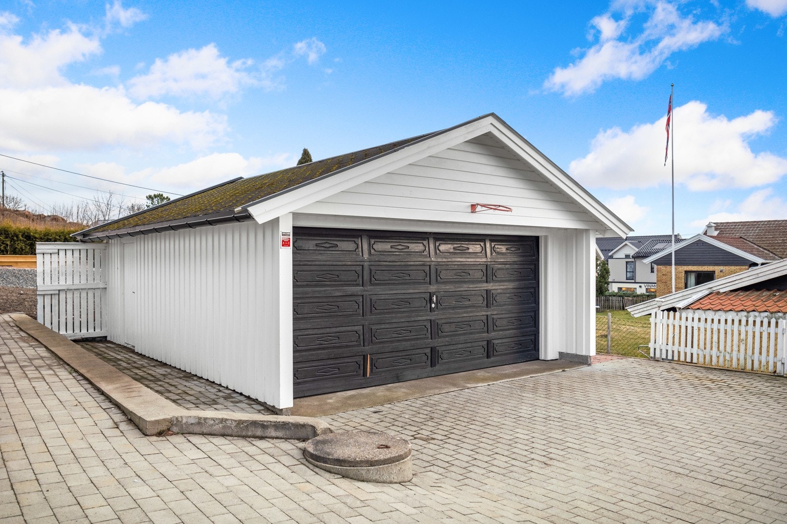 Frittstående dobbelgarasje med leddport Galleribilde