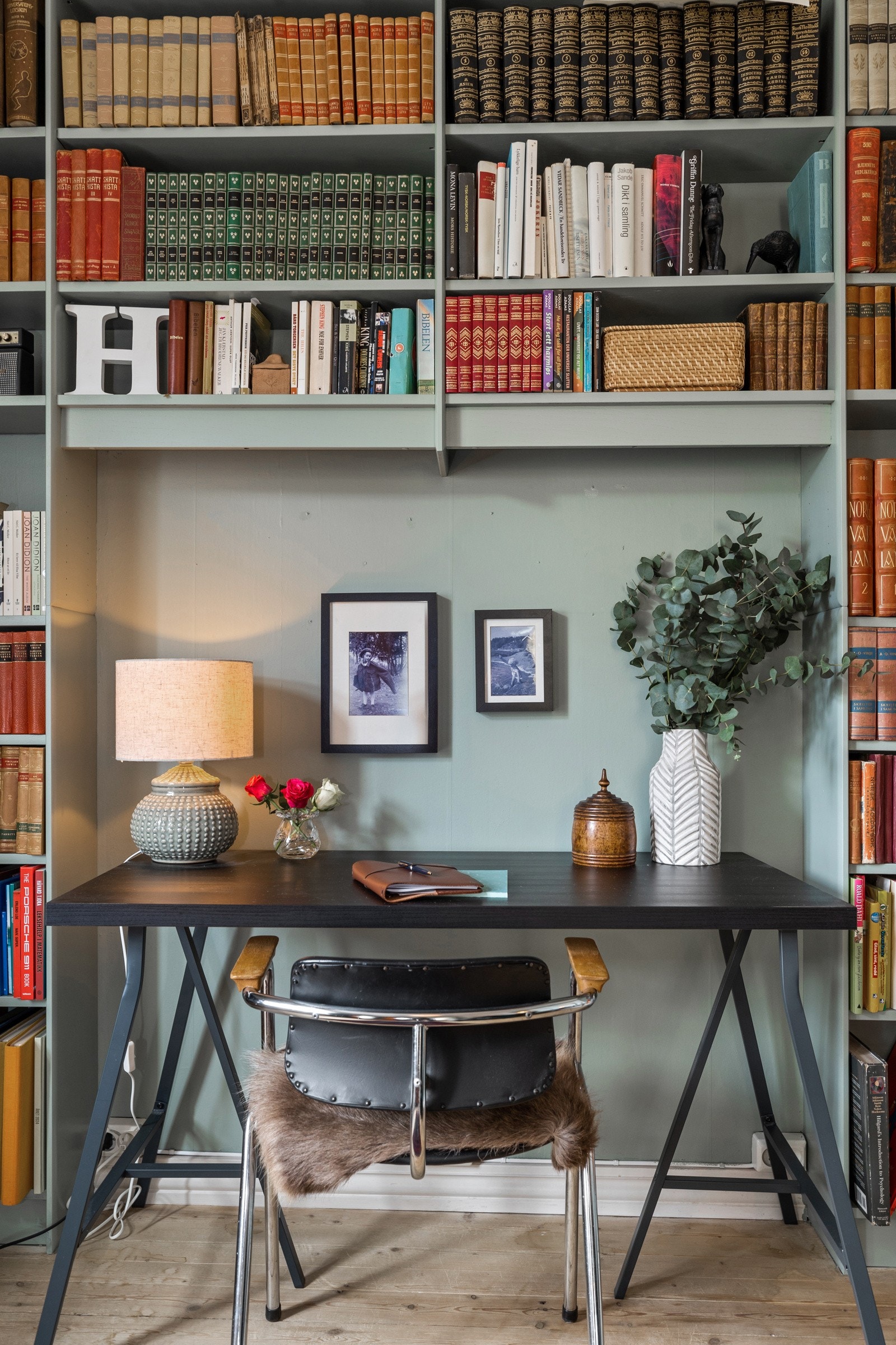 Et lunt bibliotek fungerer som husets hjerte og er familiens favorittrom, perfekt for ro og refleksjon. Galleribilde