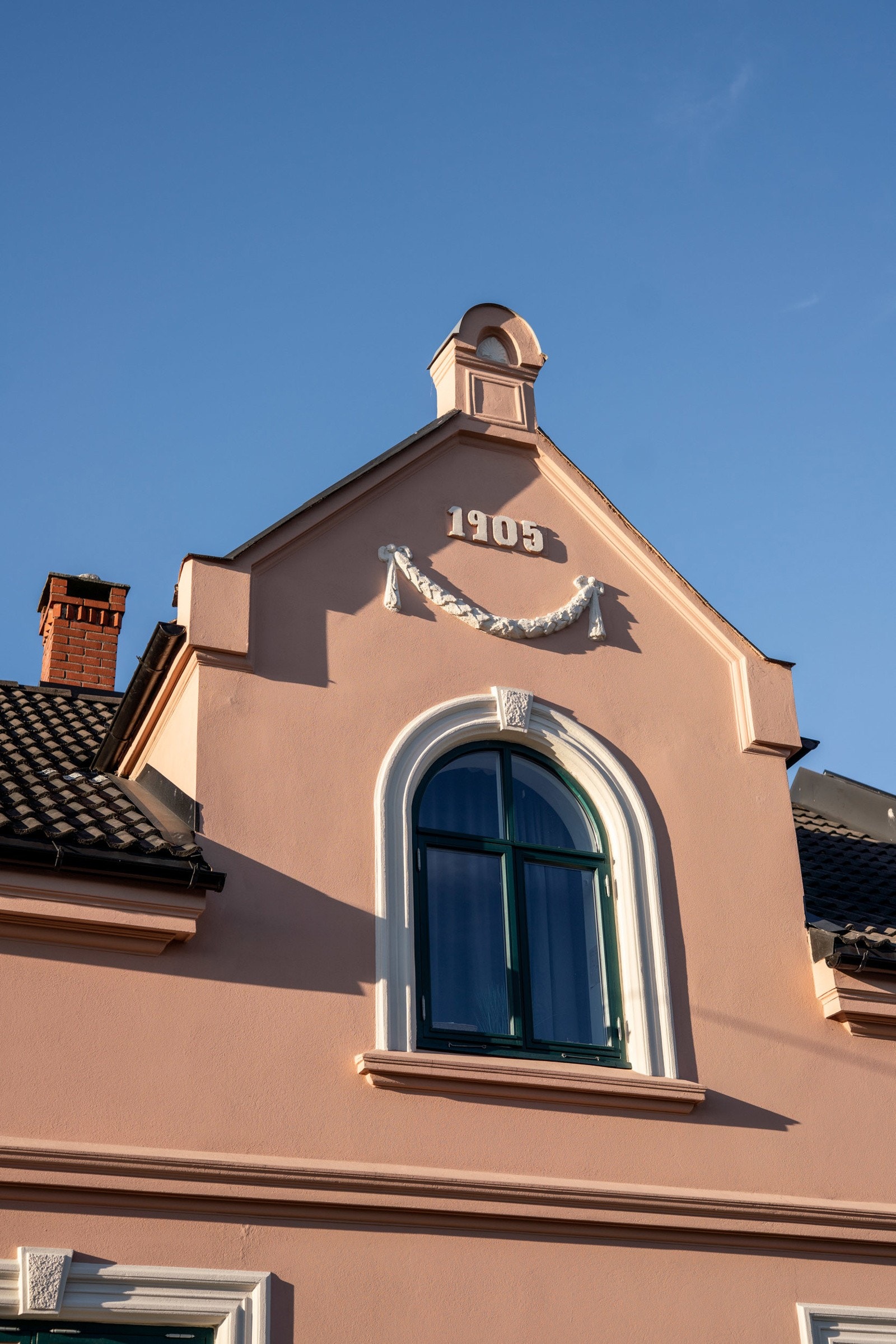 Dekorert frontgavl: Typisk for stilidealene rundt 1900-1910. Huset ble bygget av murermester Sofus og var i familiens eie frem til 2017. Galleribilde