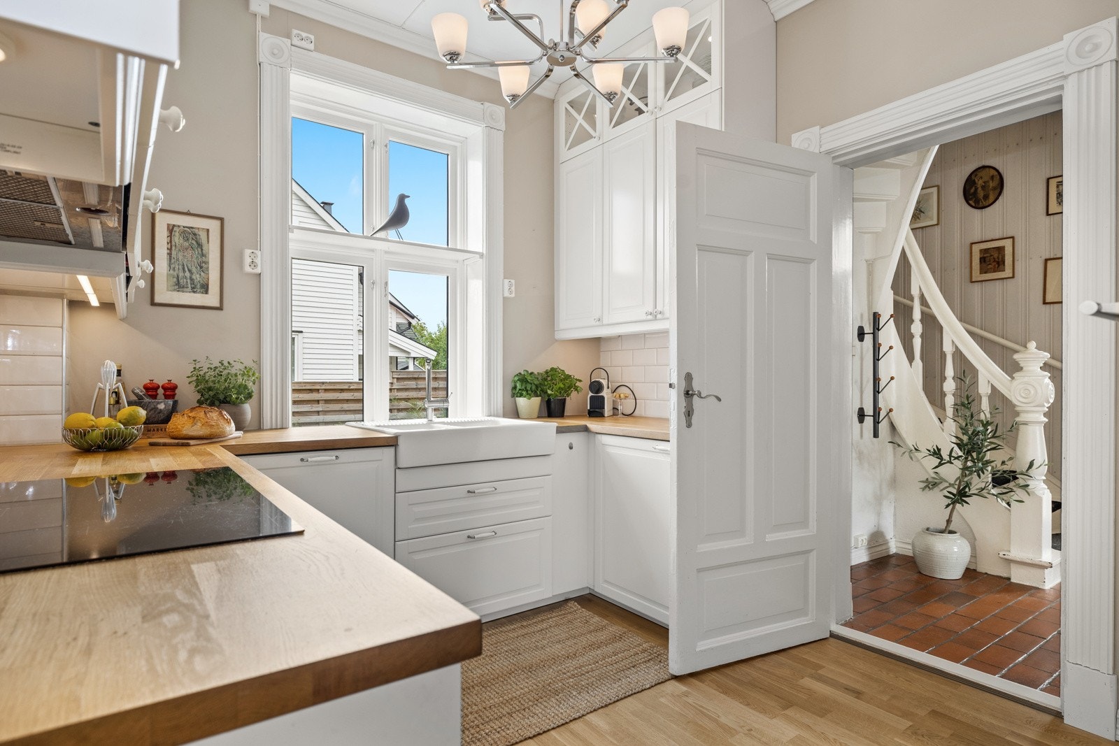 Kjøkkenet har inngang både fra hallen og fra spisestuen. Vindu ut mot bakgården/ hagen. Galleribilde