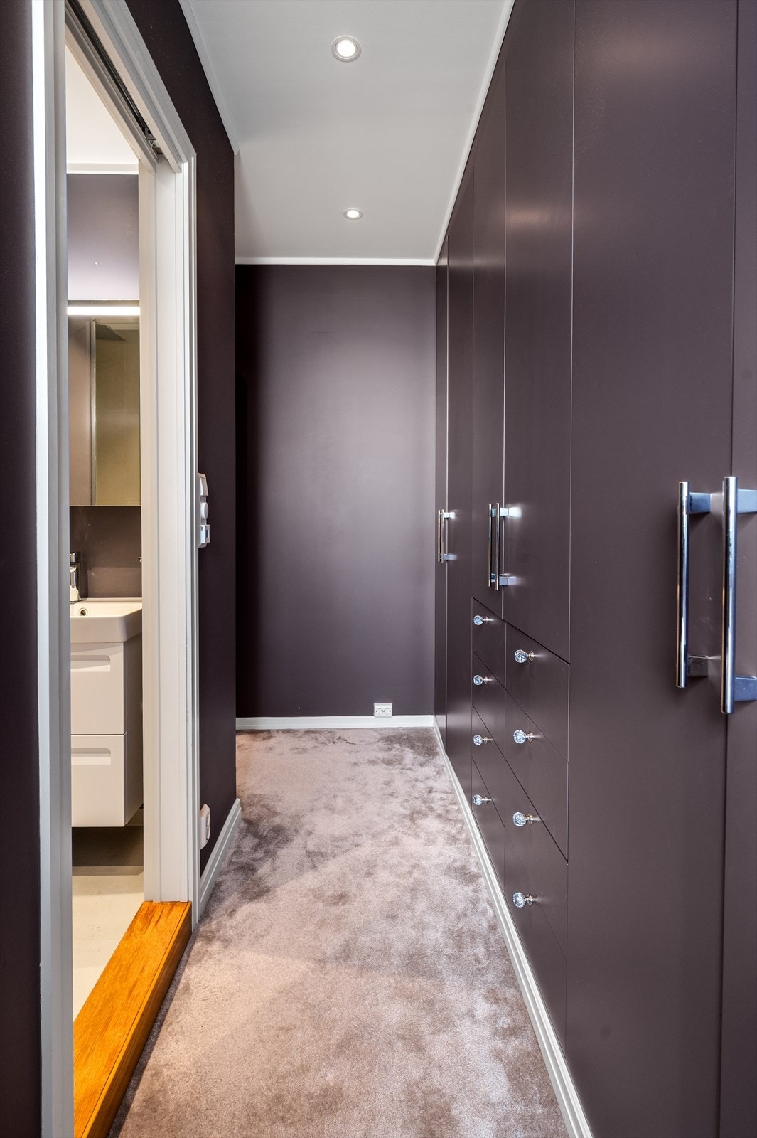 Soverommet har god spesialtilpasset garderobeløsning. Dette bidrar til at man får brukt rommets areal på en best mulig måte. Galleribilde