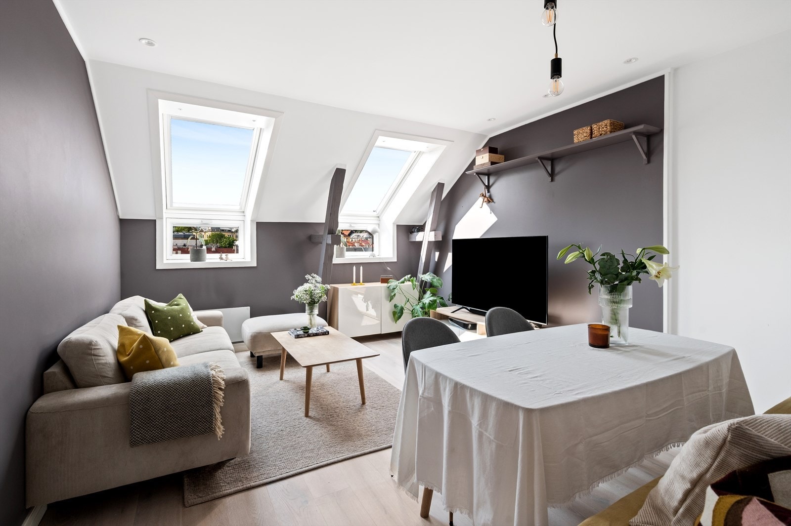 Her får du en innflytningsklar leilighet som i 2020 ble oppusset i sin helhet med nytt kjøkken, bad, toalettrom og nymalte overflater i et nydelig fargepalett Galleribilde