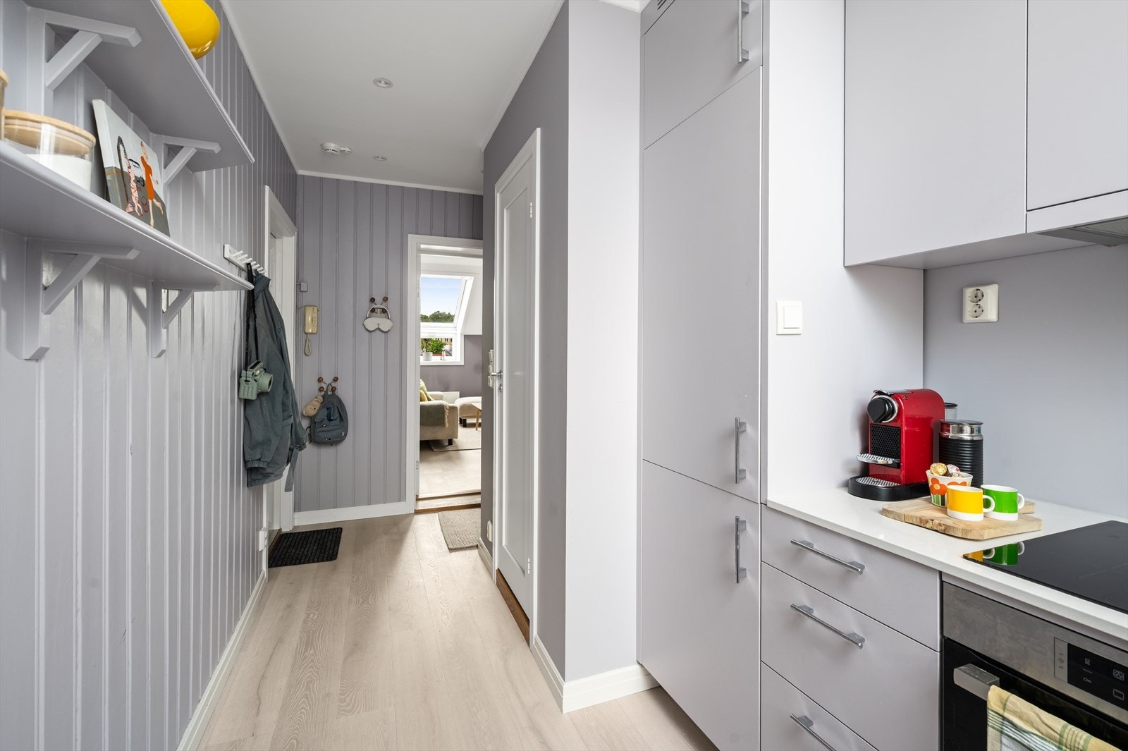 Kjøkkenet er velutstyrt med integrerte hvitevarer som kjøleskap, fryseskap, oppvaskmaskin, platetopp og stekeovn Galleribilde