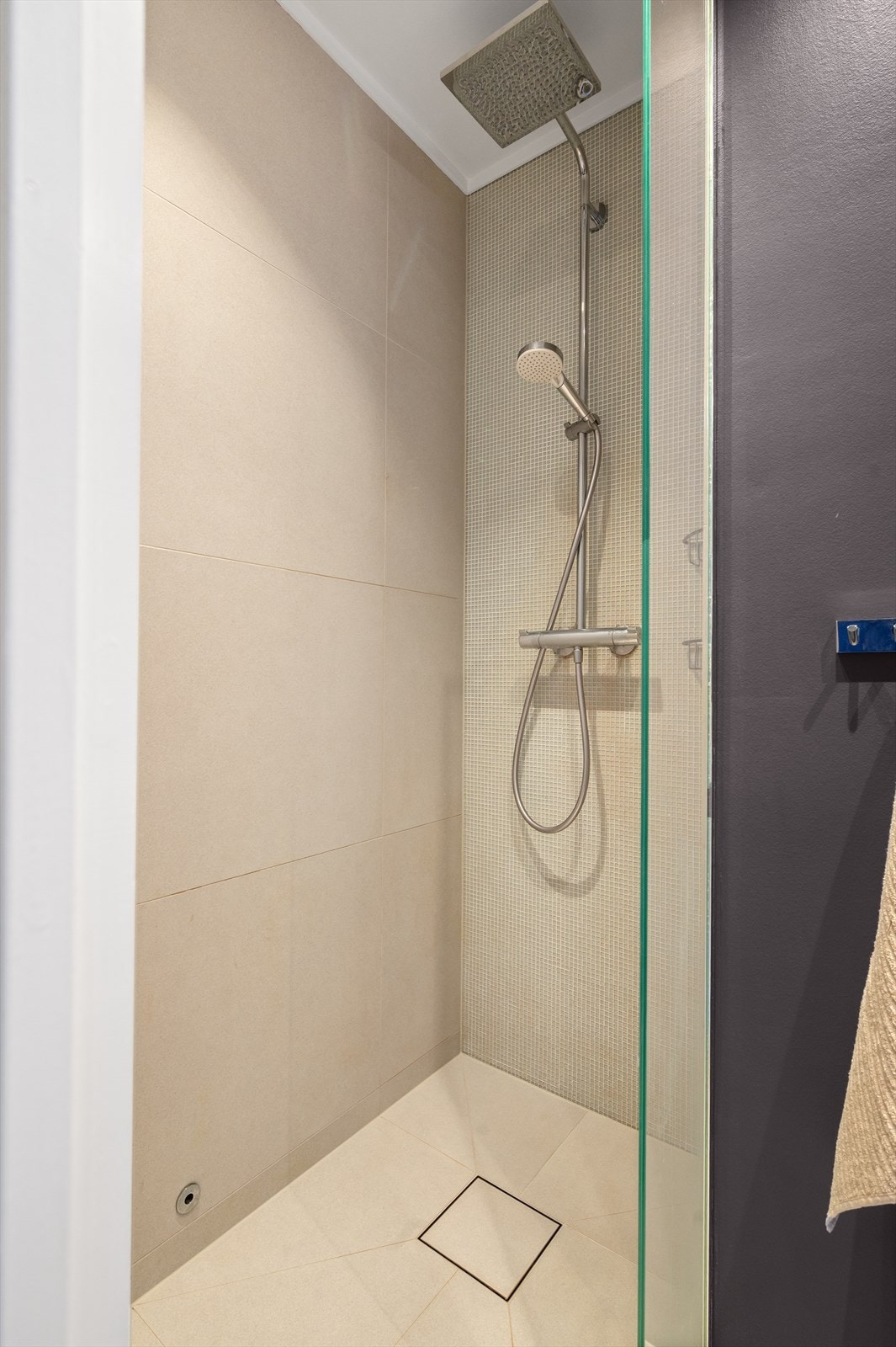 Innredningen består av nedfelt servant med underskap, speilskap med integrert belysning og dusjhjørne med glassvegger. Galleribilde