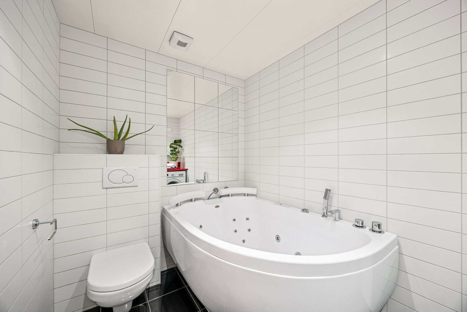 På badet er det boblebadekar med plass til to. Galleribilde