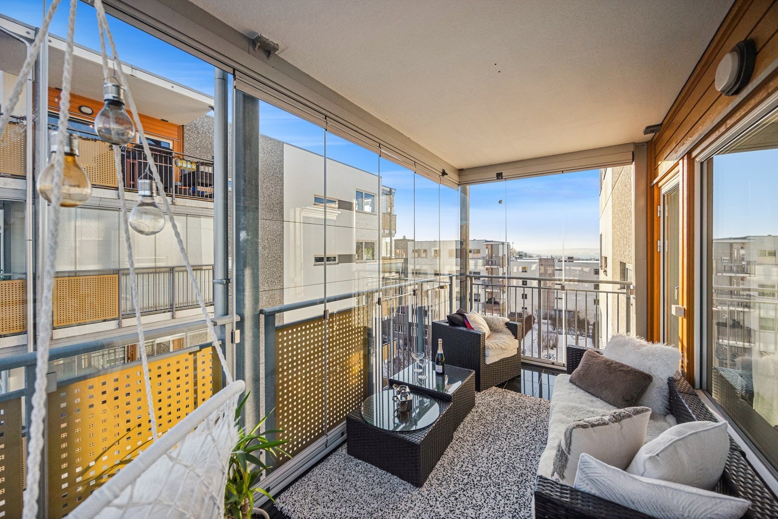 Flislagt innglasset balkong på 12m². Galleribilde