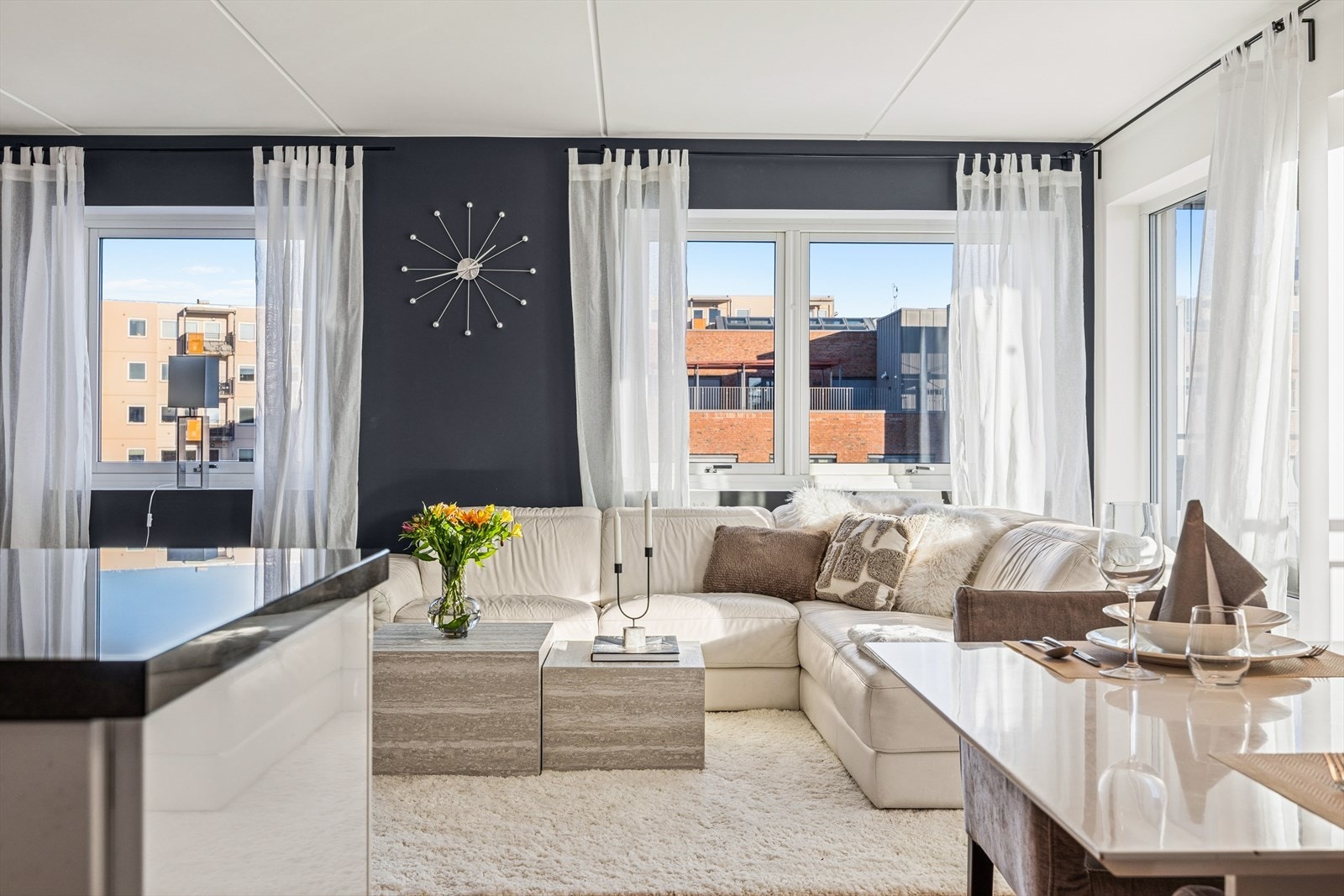 I stuen har du lysinslipp fra to sider, som gir godt med naturlig dagslys. Galleribilde