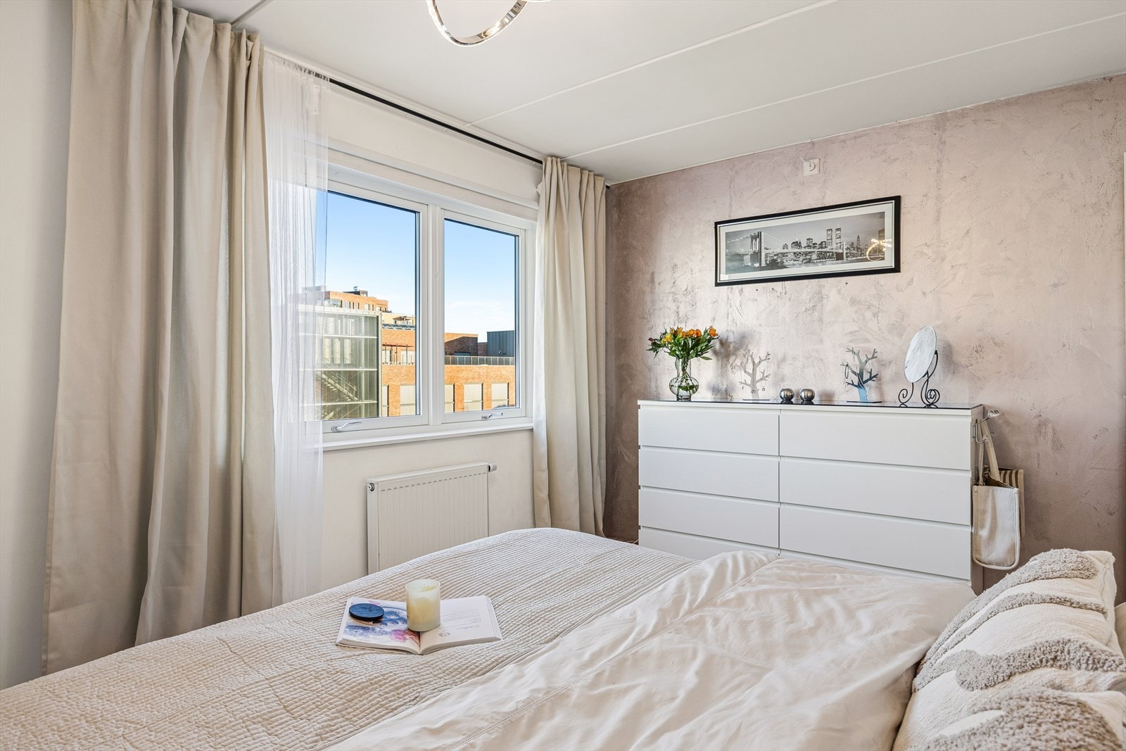 Hovedsoverom med plass til dobbeltseng og tilhørende nattbord. Galleribilde