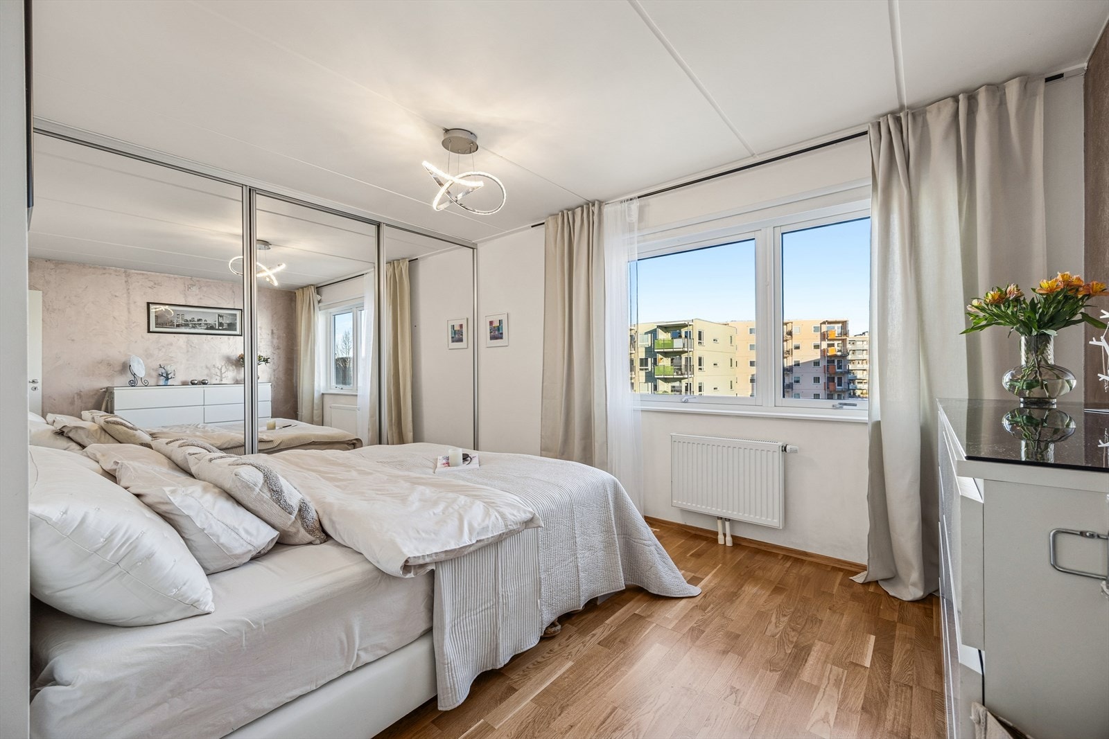 Hovedsoverom har godt med plass til oppbevaring i skyvedørsgarderoben Galleribilde