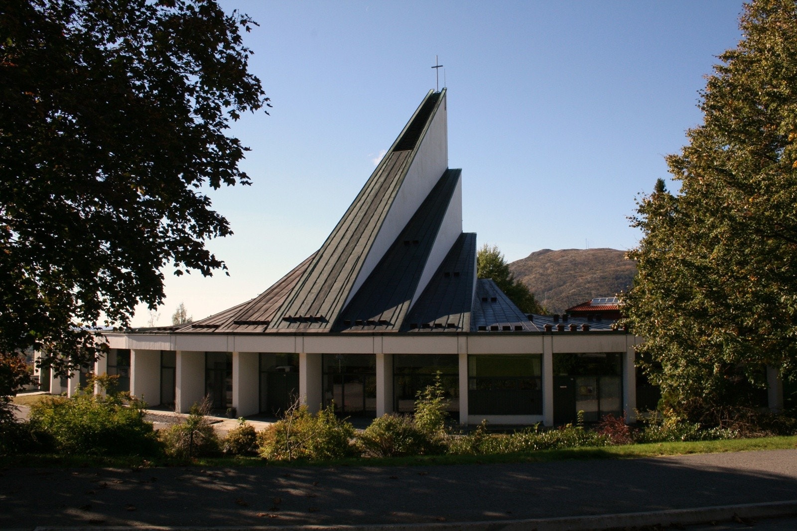 Landås kirke ligger like ved for fred og sjelero. Galleribilde