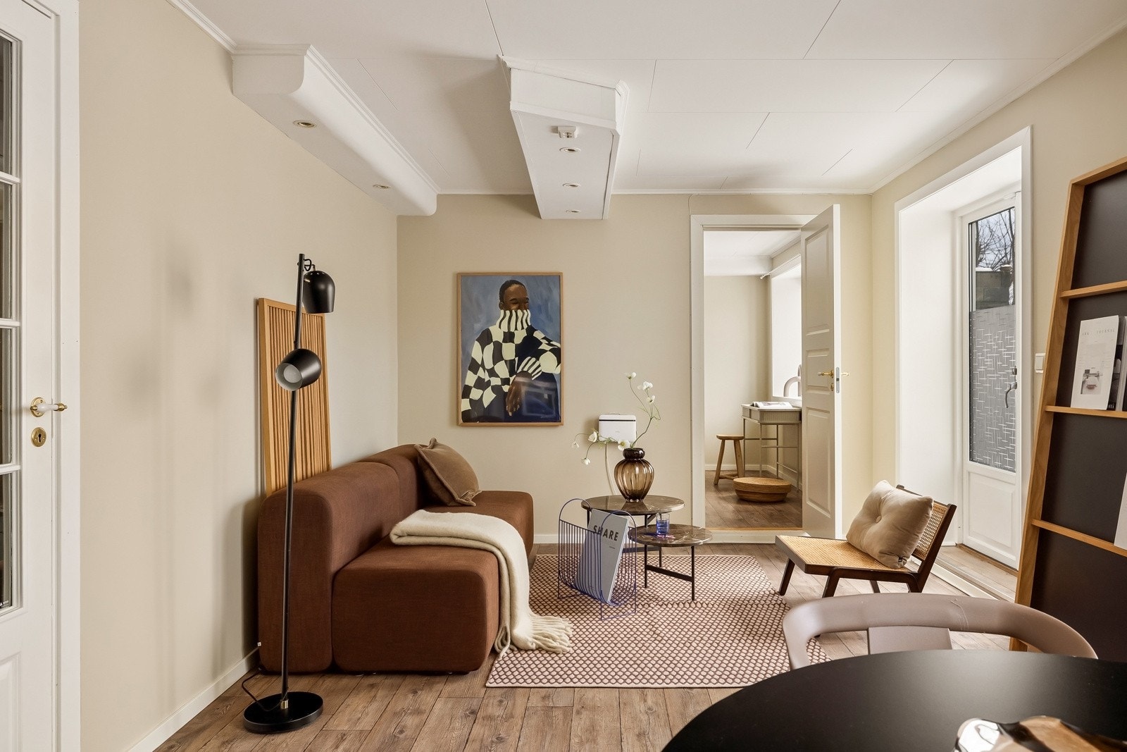Et behagelig rom som gir deg rom til å invitere gjester hjem til sosiale sammenkomster, men samtidig lar deg trives godt med rolig egentid. Galleribilde