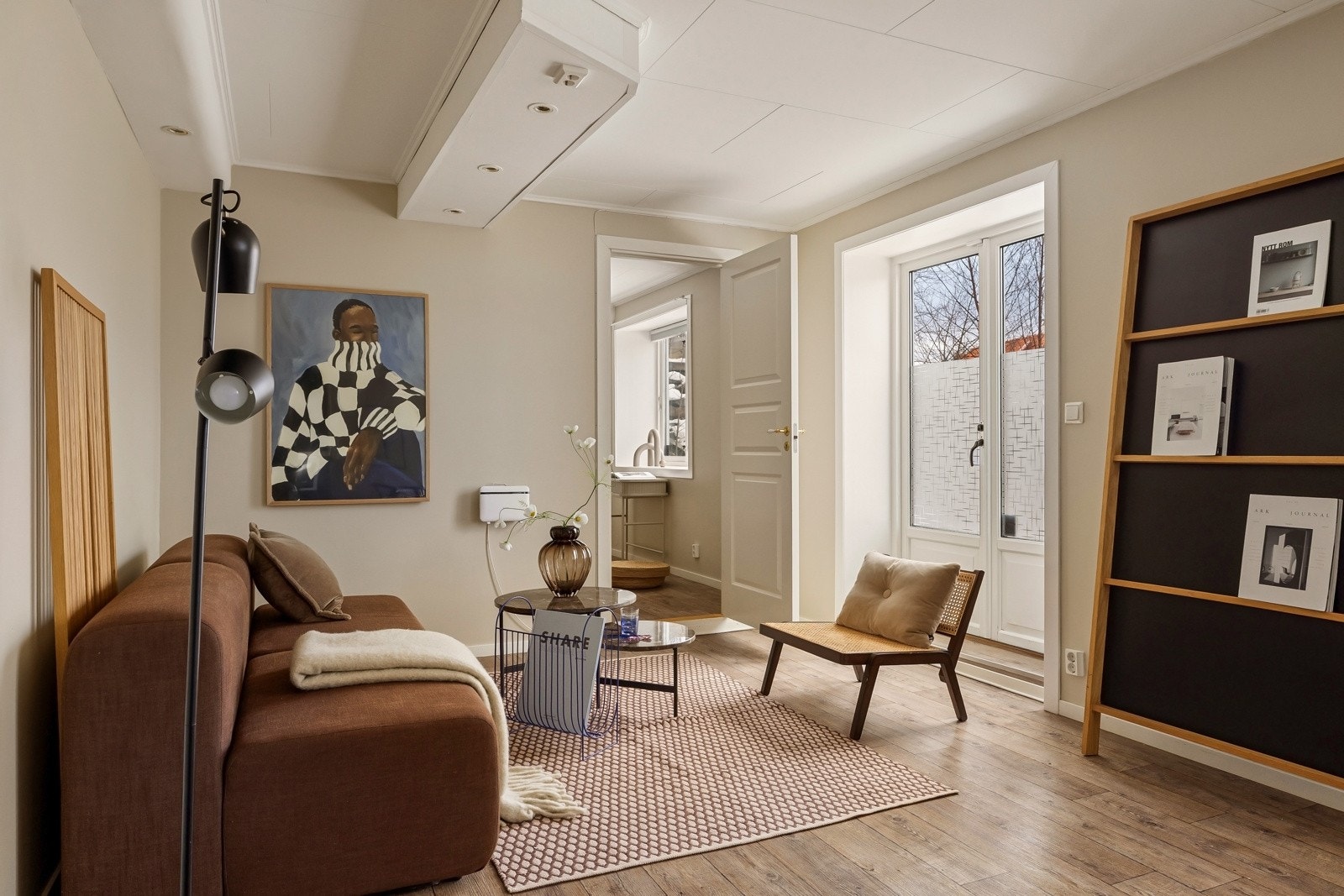 Det er varmekabler i gulv (i alle rom utenom det ene soverommet og vaskerom/bod) og innfelt spotbelysning i kasser i taket. Galleribilde