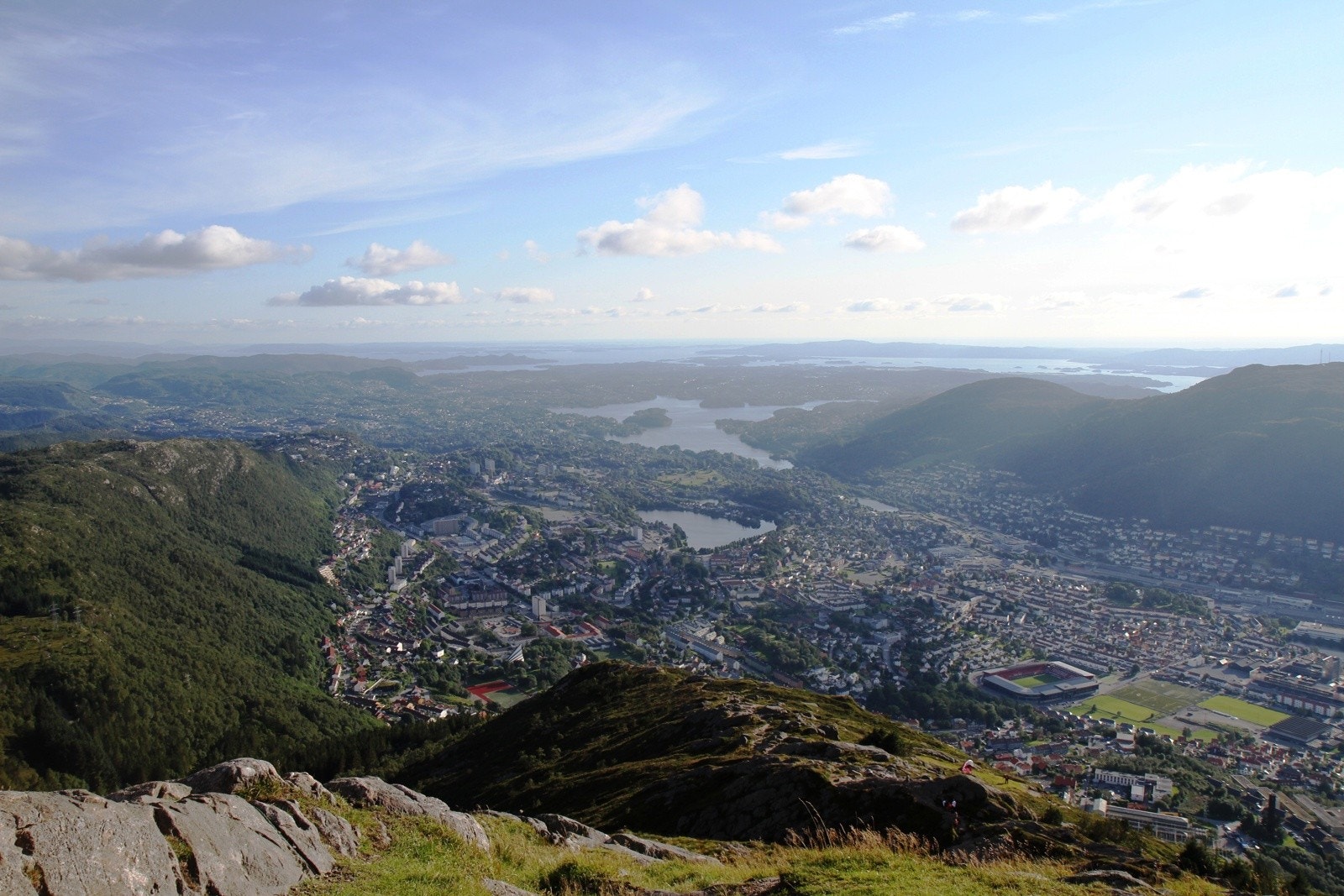 Benytt deg av muligheten i fjellet og få en fantastisk utsikt på toppen som premie! Som her fra Ulriken. Galleribilde