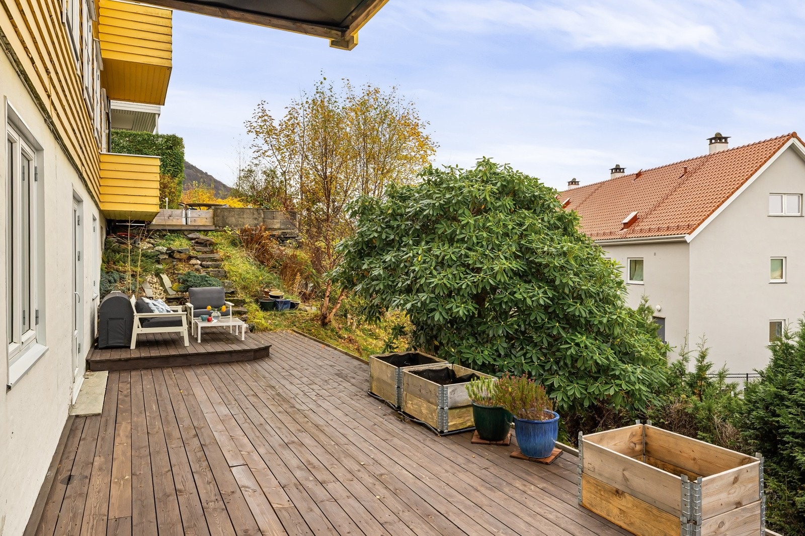 Direkte adkomst ut fra stuen forlenger rommet ut i det fri. Terrassen er felles, men det er stort sett eier som benytter seg av den. Her kan man også plante urter og grønnsaker i plantekasser om man har grønne fingre. Galleribilde