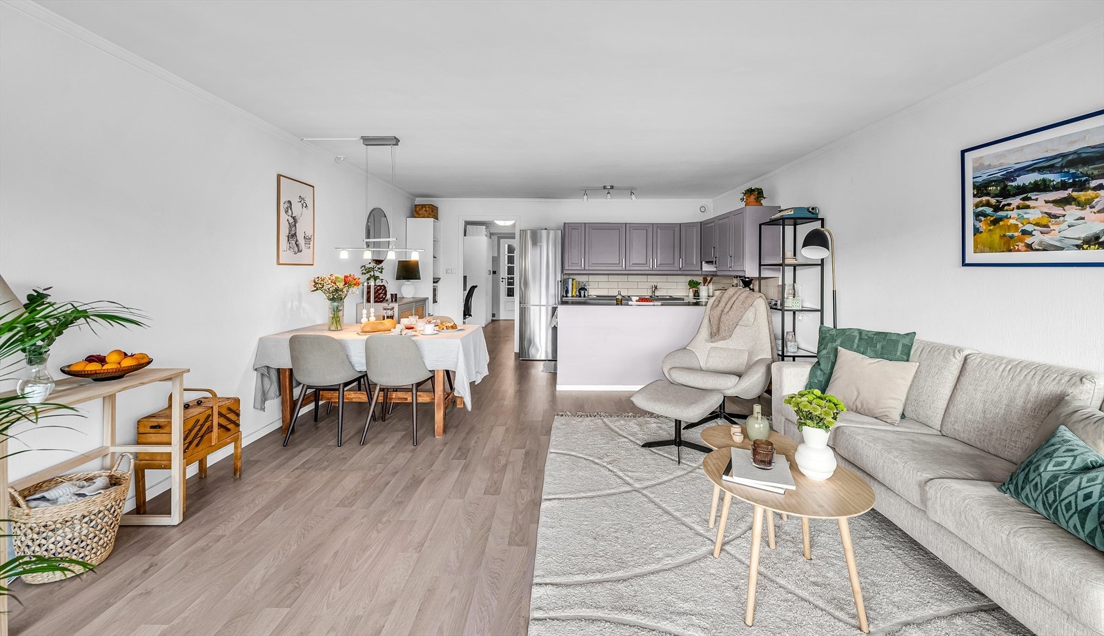 Åpen og sosial stue- og kjøkkenløsning som gir en god romfølelse og effektiv utnyttelse av arealet. Galleribilde