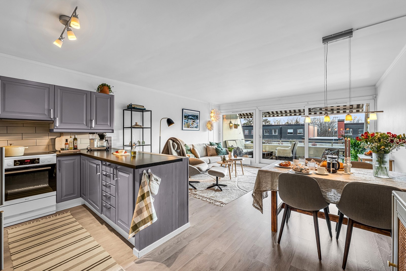 Leiligheten på kveldstid har en varm atmosfære. Galleribilde