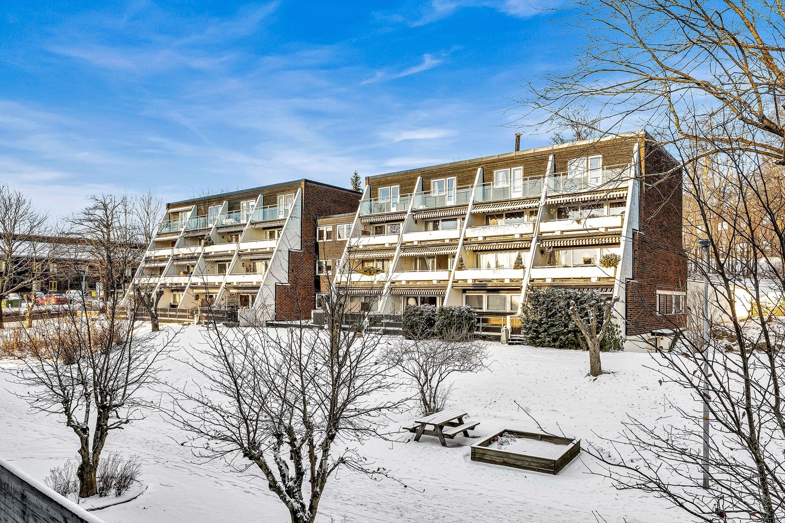 En pen og stilren 2-roms beliggende i et rolig og attraktivt boligområde med naturen rett utenfor døra. Her bor man i umiddelbar nærhet til marka, med fantastiske tur- og rekreasjonsmuligheter, samt kort vei til T-bane, buss og Kolsås senter. Galleribilde