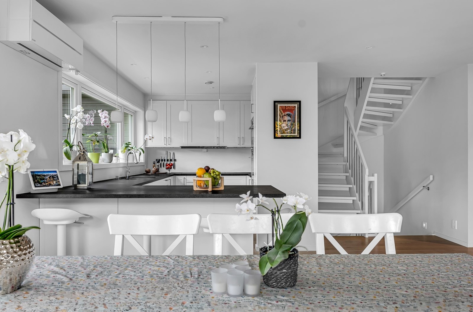 Kjøkkenet er fra Sigdal (2017) og fremstår lyst og funksjonelt, med lyse skapfronter og laminat benkeplate. Det er godt med arbeidsplass. Galleribilde