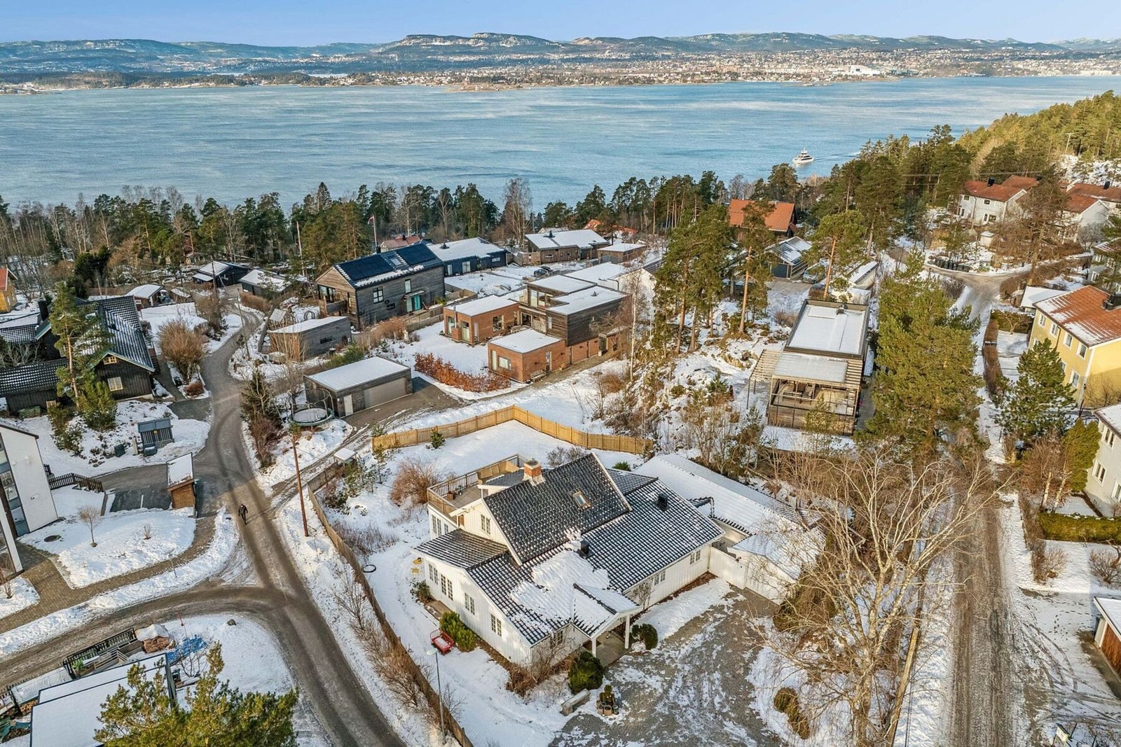 Kort vei til "alt" - senter, skole, barnehage, båt og bademuligheter Galleribilde