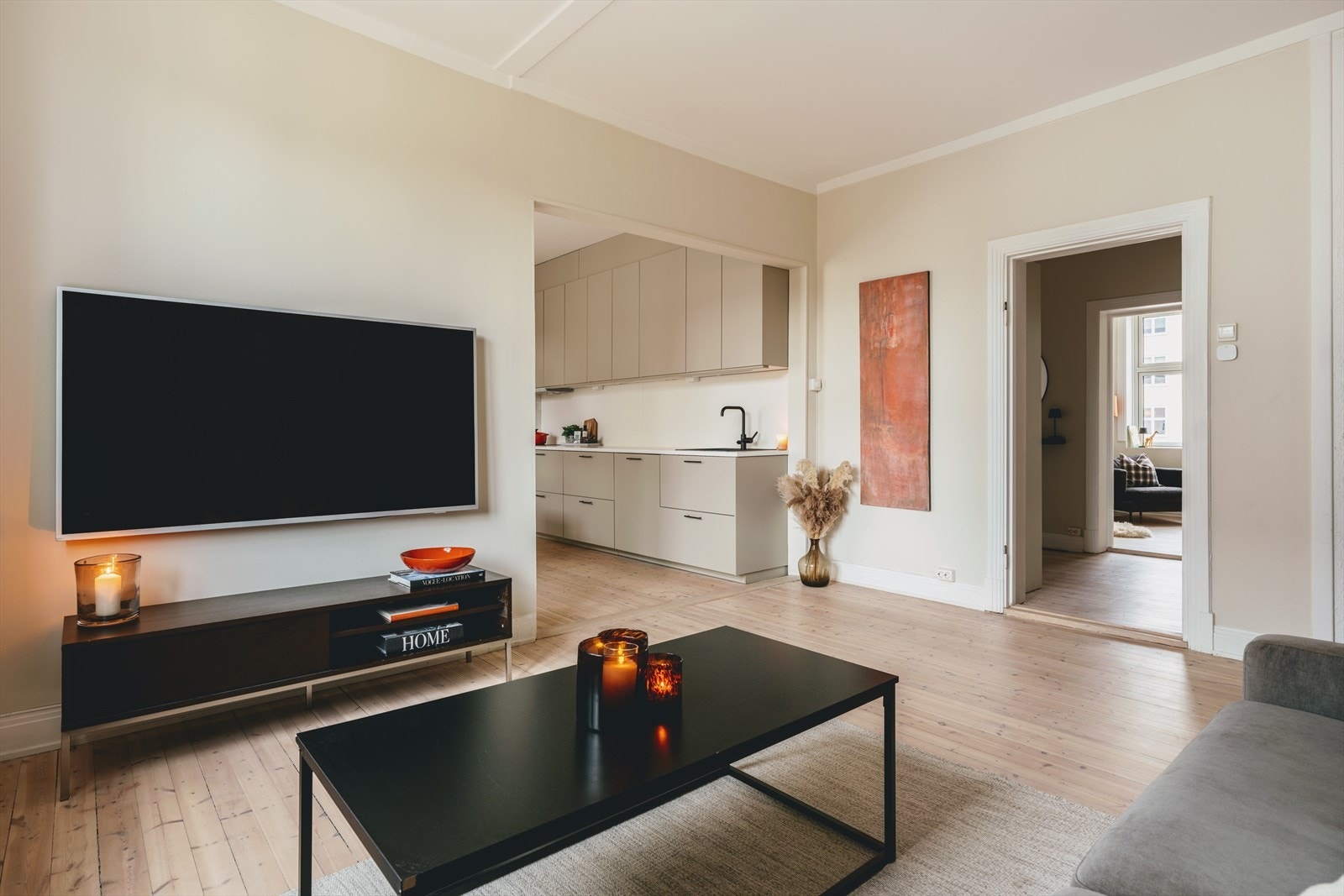 Boligen er godt vedlikeholdt, med flere oppgraderinger utført i 2025, herunder nytt kjøkken, oppgradering av bad, nymalte overflater samt slipt og lakkert tregulv. Galleribilde