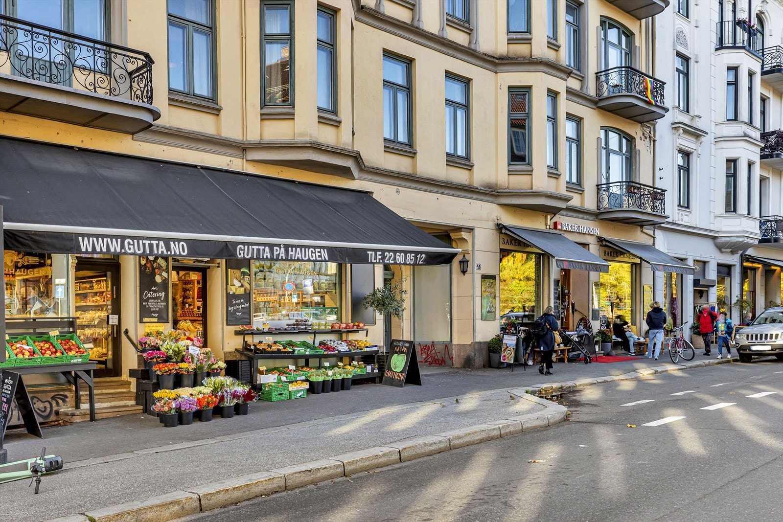 Området bugner av koselig kaféer, serveringssteder, Gutta på Haugen og nisjebutikker. Galleribilde