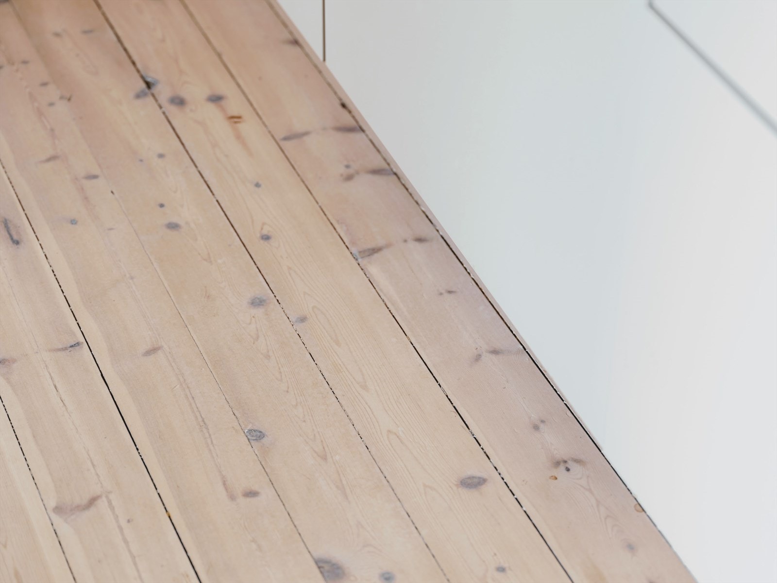 Fine originale tregulv som ble slipt og lakkert av profesjonelle i 2025. Galleribilde