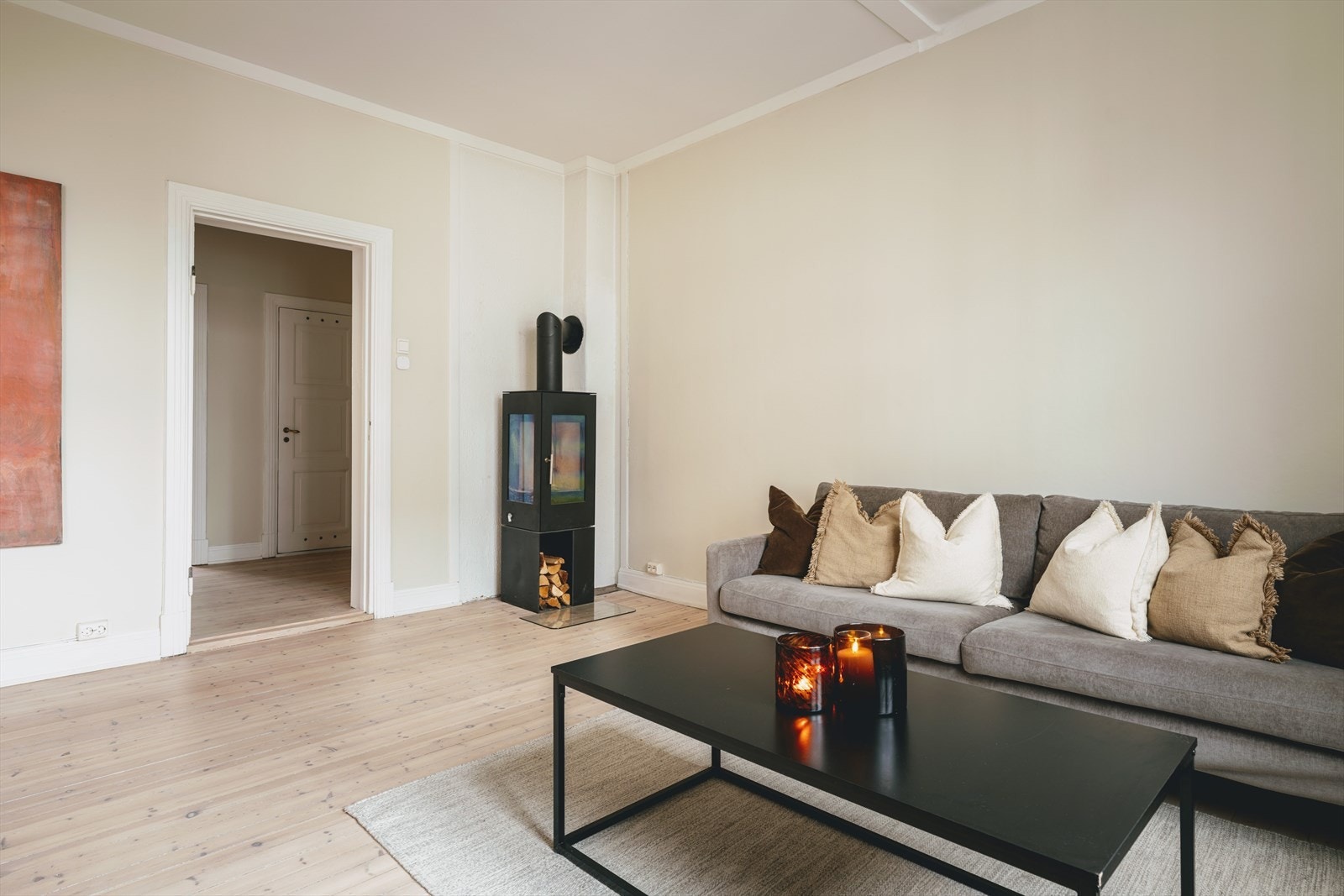 En koselig vedovn i hjørnet bidrar med både varme og lun stemning på kjølige dager. Galleribilde