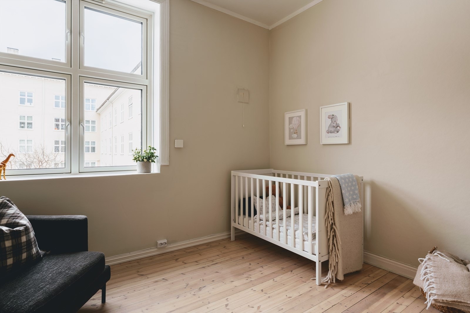 Soverommet har fleksible bruksmuligheter, og egner seg like godt som gjesteværelse, barnerom, hjemmekontor, eller en kombinasjon. Galleribilde